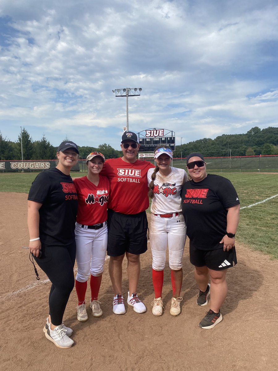 BrookeBurris27's tweet image. Thank you to @CoachSorden for the awesome camp today! I had a great time with my teammate @RyleeDare27 and getting to work with the amazing players and coaching staff at @SIUESB