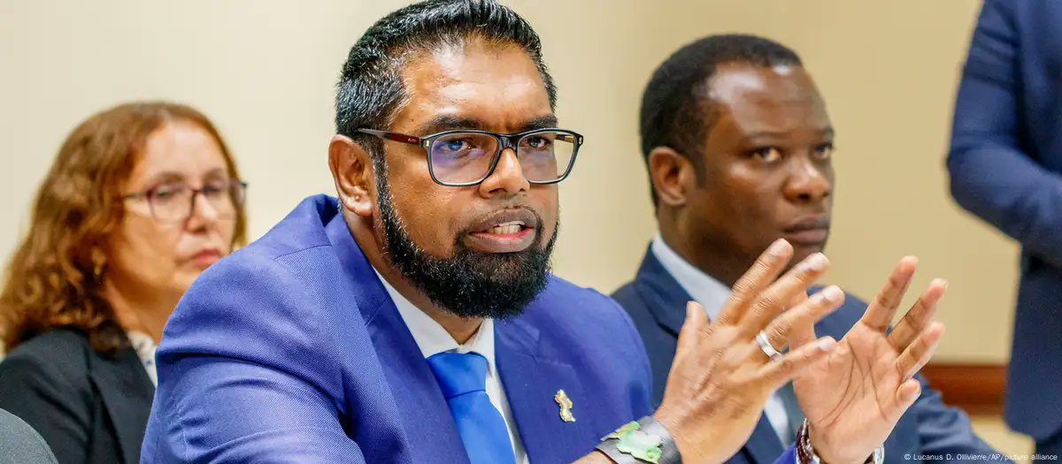 El presidente de Guyana, Irfaan Ali, aseguró este sábado que su país está preparado para tomar decisiones con el fin de defender su territorio y su soberanía ante "nuevo entorno", en el marco de la disputa con Venezuela por el Esequibo, un territorio
notiespartano.com/guyana-prepara…