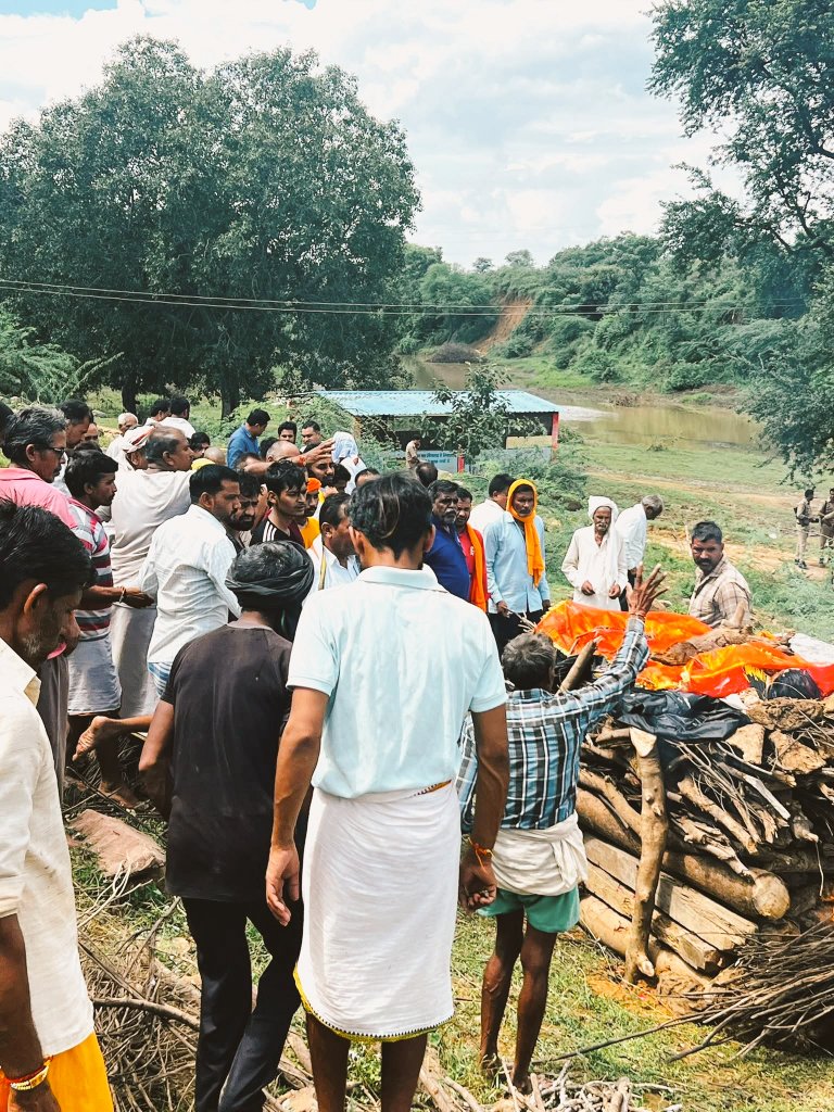 अखिल भारतीय ब्राह्मण एकता परिषद् (रजि0) (@abbepjagat) on Twitter photo बात-बात पर कानून की नजीर पेश करने वालों पर तमाचा है” – मृतका की बेटी का दर्द!
<a href="/chitrakootpol/">Chitrakoot Police</a>
चित्रकूट जनपद के मानिकपुर में ममता मिश्रा आत्महत्या कांड के बाद परिवार पर दुखों का पहाड़ टूट पड़ा है। अंतिम संस्कार की प्रक्रिया के दौरान मृतका की नाबालिग बेटी का दर्द हर किसी की आंखें नम बात-बात पर कानून की नजीर पेश करने वालों पर तमाचा है” – मृतका की बेटी का दर्द!
<a href="/chitrakootpol/">Chitrakoot Police</a>
चित्रकूट जनपद के मानिकपुर में ममता मिश्रा आत्महत्या कांड के बाद परिवार पर दुखों का पहाड़ टूट पड़ा है। अंतिम संस्कार की प्रक्रिया के दौरान मृतका की नाबालिग बेटी का दर्द हर किसी की आंखें नम