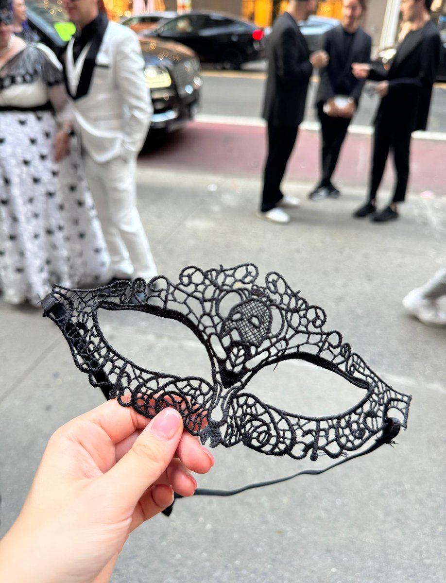 9本目「Masquerade」オペラ座の怪人のイマーシブ(没入体験)版。観客はファントムからマスカレードに招かれた客として、オペラ座の怪人の世界に改装されたビル内を歩いて観劇する。ブロードウェイの一流の役者までの距離0cmで、あの楽曲に浸れるのは贅沢すぎ。詳細はツリーに書きます。一部ネタバレあり