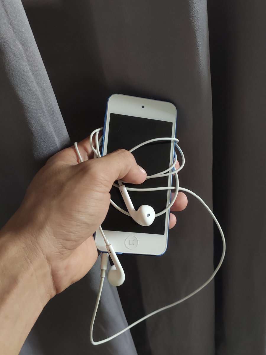 jvepng's tweet image. listening to music with vintage airpods is the way