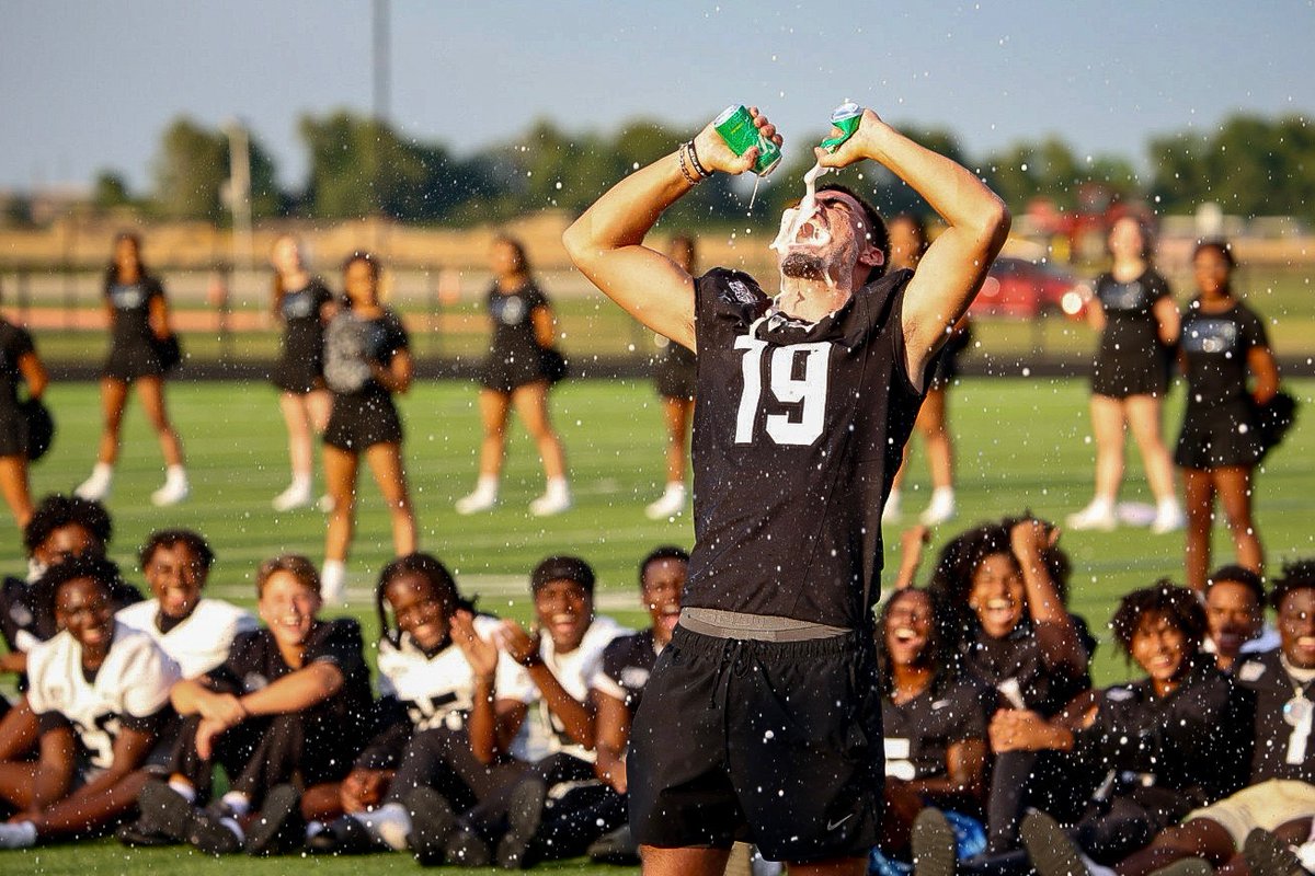 BrianRandle40's tweet image. When QB1 hits the stone cold @steveaustinBSR you know Football Season is here!!! #THSFB @RandleHS @RandleFootball Get your popcorn 🍿 ready!! #16weeks #StillRVE #Staterun #BackToBack YES WE CAN!!! YES WE WILL!!!