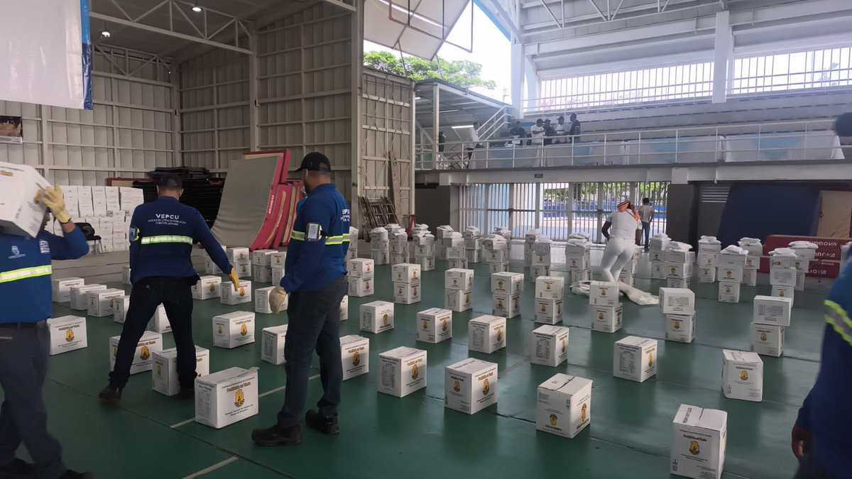 #UNGRDenSantaMarta |

Más de 1000 familias damnificadas por la lluvias en #SantaMarta recibieron los kits humanitarios de la UNGRD.

Son más de 3.000 cajas con alimentos, productos de aseo y cocina que serán entregados por el Gobierno nacional en articulación con <a href="/SantaMartaDTCH/">Alcaldía de Santa Marta</a>