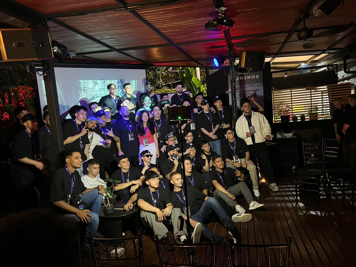 La familia <a href="/UltravioletaDAO/">Ultravioleta DAO 🔺</a>