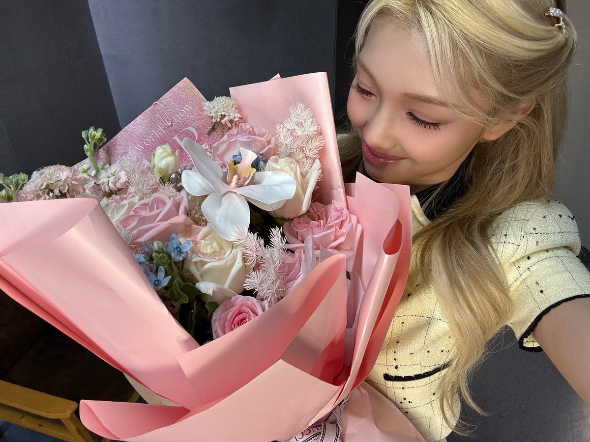 UNIS_offcl's tweet photo. 谢谢上海的所有爱，我爱你们，希望能再次见到你们 💐♡♡

#UNIS #유니스 
#GEHLEE #젤리당카 https://t.co/gvtXnNASHi