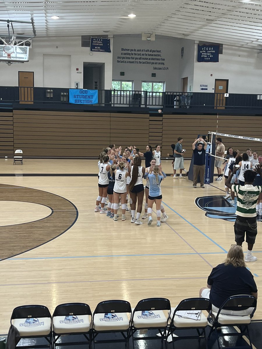HEick84's tweet photo. First College game, first time playing libero! 💕 #gomightyoaks @adearing5 https://t.co/C6qEyKDrH6
