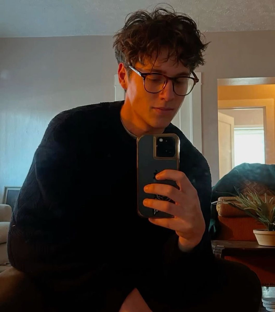 ⠀⠀⠀      𝐌𝐈𝐋𝐎 𝐖𝐈𝐋𝐃𝐄𝐑.

☆ — college jock / total gooner. 
☆ — closeted. hung w/ a fat ass. 
☆— nsfw / taboo / mature content 18+ 
☆— literate &amp; descriptive. 
☆— multi-ship. ship /w chem. 

⠀⠀⠀⠀         like &amp; retweet.