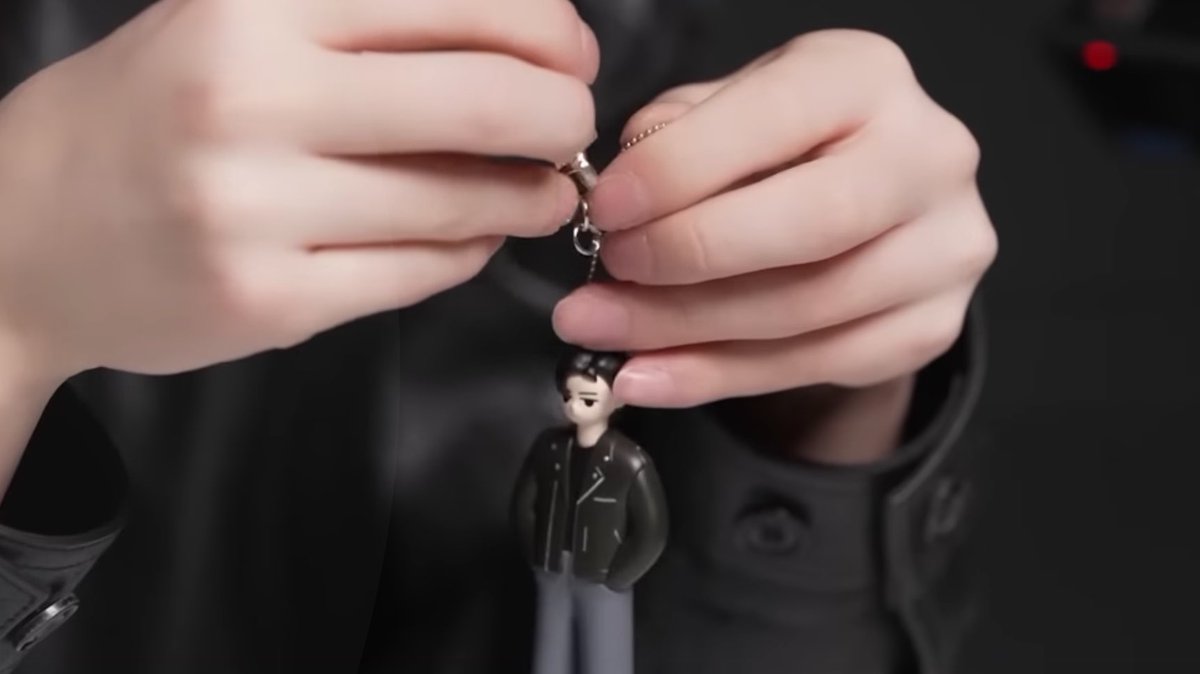 hoonikiz's tweet photo. sunghoon artist-made collection 🖤

- mini me ( sunghoon ) figurine keyring 
- 109 hoodies https://t.co/dXVGpuMUaX
