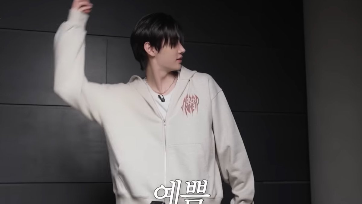 hoonikiz's tweet photo. sunghoon artist-made collection 🖤

- mini me ( sunghoon ) figurine keyring 
- 109 hoodies https://t.co/dXVGpuMUaX