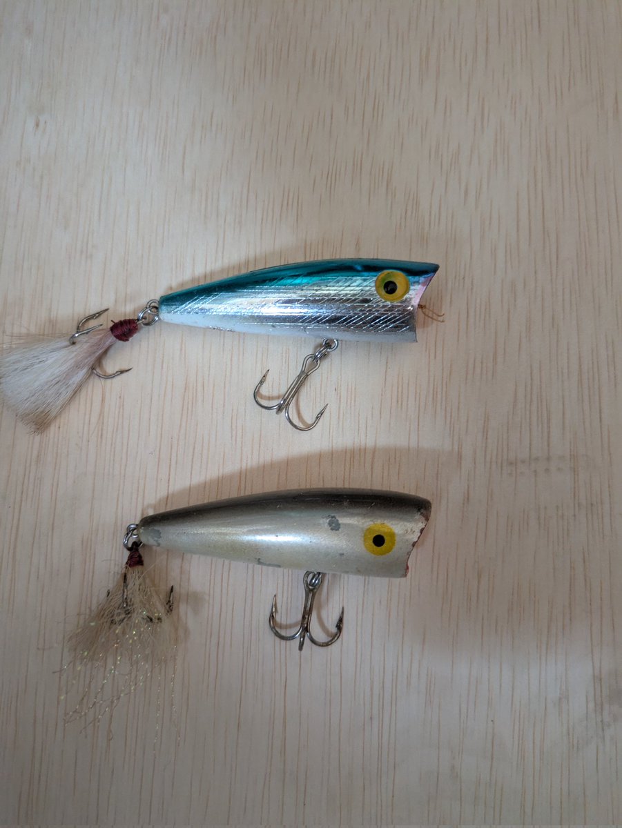 akesoki's tweet image. 今度、久々に海釣り行こうと思って古いタックルボックス開けたら、当時物のポップRが2個も出てきた!

早速、来週スモール釣りに使ってみよ〜

#レーベル
#ポップR