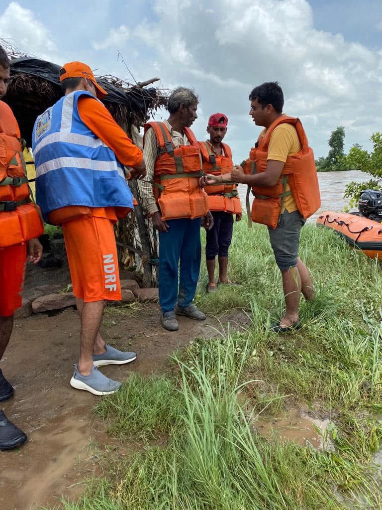 Manmohan_Ras's tweet photo. First duty is to save the Life 
#CMORajasthan https://t.co/8YFquJWzNZ