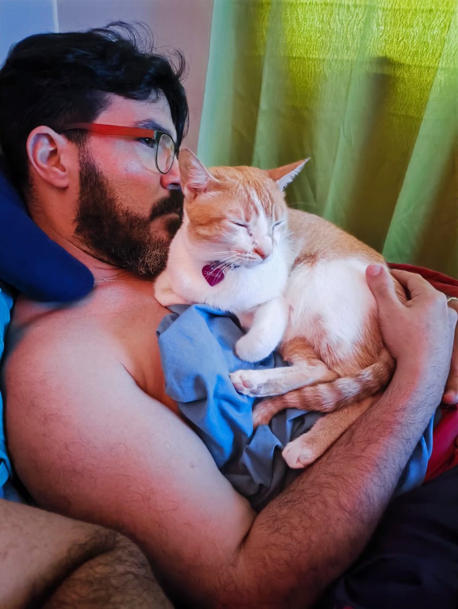 Ella es feliz en mi pecho y en mis brazos... No me lo dice pero me lo demuestra todos los dias.