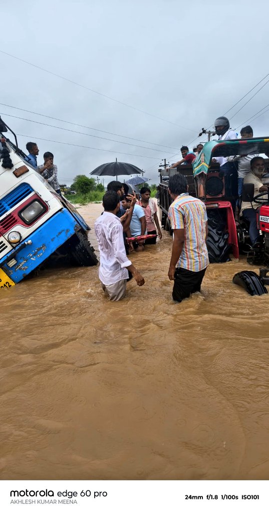 Hansraj Meena (@hansrajmeena) on Twitter photo सपोटरा के कुछ तथाकथित नेता सिर्फ लोगों के मरने का इंतज़ार करते हैं और फिर उनके घर जाकर श्रद्धांजलि देकर राजनीति करते हैं, जिससे जनता भी यह मान बैठी कि यही राजनीति है। लेकिन मैं इस परंपरा को बदल रहा हूँ। मेरी सोच साफ है कि राजनीति का मतलब केवल शोकसभा में शामिल होना नहीं है, बल्कि सपोटरा के कुछ तथाकथित नेता सिर्फ लोगों के मरने का इंतज़ार करते हैं और फिर उनके घर जाकर श्रद्धांजलि देकर राजनीति करते हैं, जिससे जनता भी यह मान बैठी कि यही राजनीति है। लेकिन मैं इस परंपरा को बदल रहा हूँ। मेरी सोच साफ है कि राजनीति का मतलब केवल शोकसभा में शामिल होना नहीं है, बल्कि
