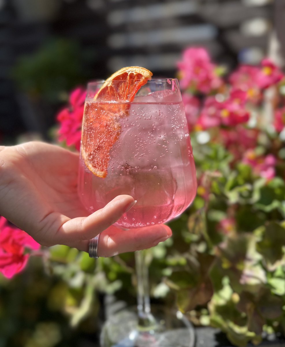 It’s giving that pretty-in-pink feeling 💗✨
Grab a rhubarb rose spritz with us and get ready to party with live music and garden games 💃 
Don’t worry, if you’re feeling rough tomorrow, we’re serving roasts from 12-20:45pm 👨‍🍳 

#youngspubs #youngs #sundayroasts #livemusic