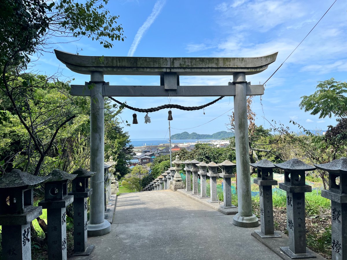 StatusHunting's tweet image. 朝の光を浴びながら走ると、気持ちも一緒にリセットされるようですね。冠天神に立ち寄ると空気が少し澄んで感じられて、走るペースまで軽やかになりそうです。昨日の曇り空とはまた違った爽やかさがあって、今日一日の始まりがより特別に感じられますね。