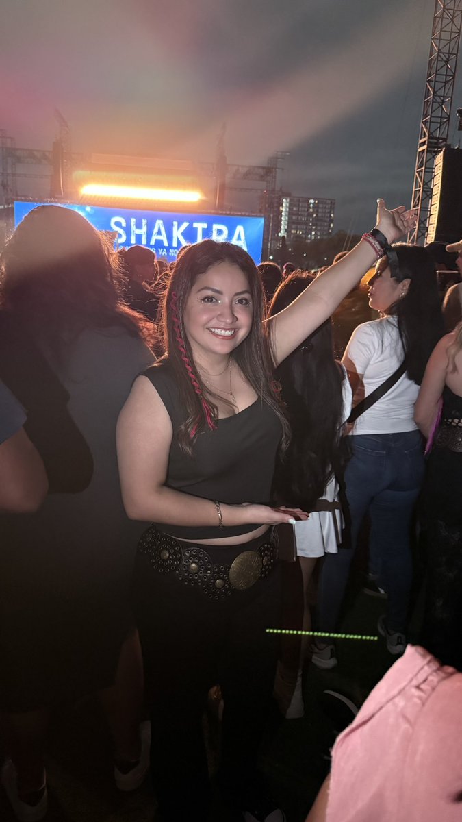 PerlaArizbeth's tweet photo. Estoy aquí mi reina!!
Monterrey 2.0 

#LMYNLWorldTourMonterrey 
#LMYNLWorldTour 
@shakira https://t.co/ze2i4mpVIA