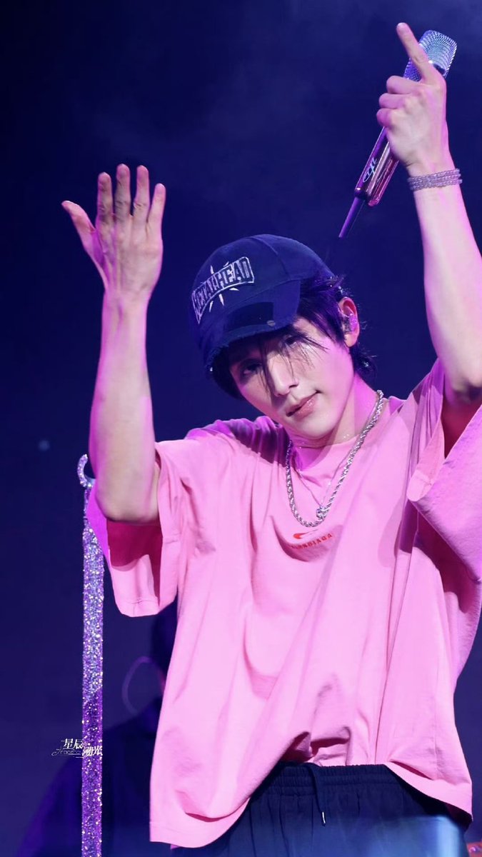ZXC is pretty in pink at his concert last night.😘 #ZhangXincheng