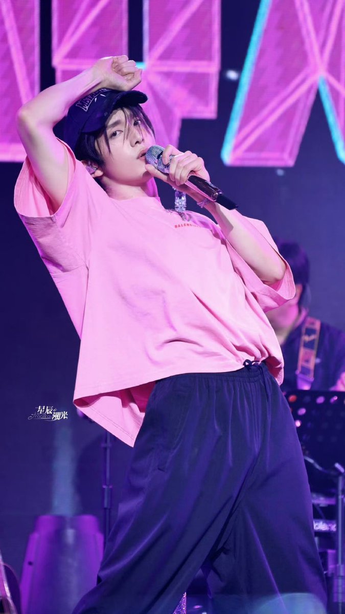 ZXC is pretty in pink at his concert last night.😘 #ZhangXincheng