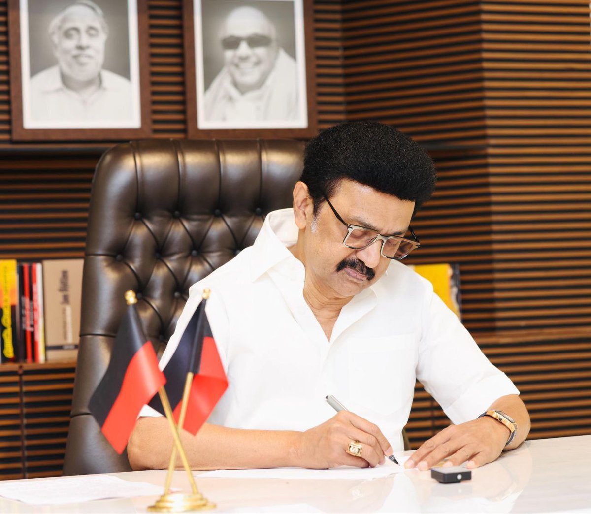 DMK (@arivalayam) on Twitter photo роХро▓рпНро╡ро┐ропрпИ ро╡ро│ро░рпНроХрпНроХрпБроорпН роХро╛ро▓рпИ роЙрогро╡рпБродрпН родро┐роЯрпНроЯроорпН!
роироорпН роЙропро┐ро░рпБроЯройрпН роХро▓роирпНродро┐ро░рпБроХрпНроХрпБроорпН родро▓рпИро╡ро░рпН роХро▓рпИроЮро░ро┐ройрпН роЕройрпНрокрпБ роЙроЯройрпНрокро┐ро▒рокрпНрокрпБроХро│рпБроХрпНроХрпБ, роЙроЩрпНроХро│ро┐ро▓рпН роТро░рпБро╡ройрпН роОро┤рпБродрпБроорпН роороЯро▓рпН.
роЙрогрпНроЯро┐ роХрпКроЯрпБродрпНродрпЛро░рпН роЙропро┐ро░рпН роХрпКроЯрпБродрпНродрпЛро░рпЗ роОройрпНро▒рпБ рокрпЛро▒рпНро▒рпБроХро┐ро▒родрпБ рокро┤роирпНродрооро┐ро┤рпН роЗро▓роХрпНроХро┐ропроорпН. роЕродройро╛ро▓рпНродро╛ройрпН, рокро│рпНро│ро┐роХро│ро┐ро▓рпН роХрпБро┤роирпНродрпИроХро│рпБроХрпНроХрпБ роЙрогро╡рпБ ро╡ро┤роЩрпНроХрпБро╡родрпБ роОройрпНрокродрпИ роХро▓рпНро╡ро┐ропрпИ ро╡ро│ро░рпНроХрпНроХрпБроорпН роХро╛ро▓рпИ роЙрогро╡рпБродрпН родро┐роЯрпНроЯроорпН!
роироорпН роЙропро┐ро░рпБроЯройрпН роХро▓роирпНродро┐ро░рпБроХрпНроХрпБроорпН родро▓рпИро╡ро░рпН роХро▓рпИроЮро░ро┐ройрпН роЕройрпНрокрпБ роЙроЯройрпНрокро┐ро▒рокрпНрокрпБроХро│рпБроХрпНроХрпБ, роЙроЩрпНроХро│ро┐ро▓рпН роТро░рпБро╡ройрпН роОро┤рпБродрпБроорпН роороЯро▓рпН.
роЙрогрпНроЯро┐ роХрпКроЯрпБродрпНродрпЛро░рпН роЙропро┐ро░рпН роХрпКроЯрпБродрпНродрпЛро░рпЗ роОройрпНро▒рпБ рокрпЛро▒рпНро▒рпБроХро┐ро▒родрпБ рокро┤роирпНродрооро┐ро┤рпН роЗро▓роХрпНроХро┐ропроорпН. роЕродройро╛ро▓рпНродро╛ройрпН, рокро│рпНро│ро┐роХро│ро┐ро▓рпН роХрпБро┤роирпНродрпИроХро│рпБроХрпНроХрпБ роЙрогро╡рпБ ро╡ро┤роЩрпНроХрпБро╡родрпБ роОройрпНрокродрпИ