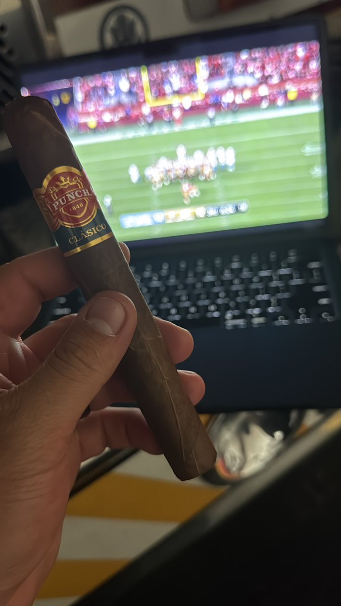 jeffrieskyle's tweet photo. @Joe_Imo @PCCampanell @MCFireFit51 @caocigars @BookerTFootball Enjoy 💨 https://t.co/Zfa6gUKQfx