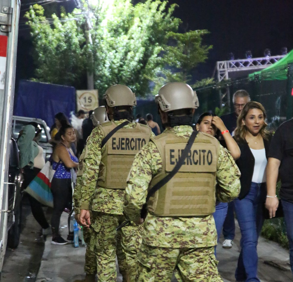 Nuestros soldados, en apoyo a la <a href="/PNCSV/">PNC El Salvador</a>, mantienen presencia en los alrededores del <a href="/EstadioElMagico/">Estadio Nacional Jorge “El Mágico” González</a>, donde esta noche se realizará el concierto de Maluma, con el objetivo de que los asistentes disfruten de una noche de música en un ambiente de tranquilidad y seguridad. 🎵