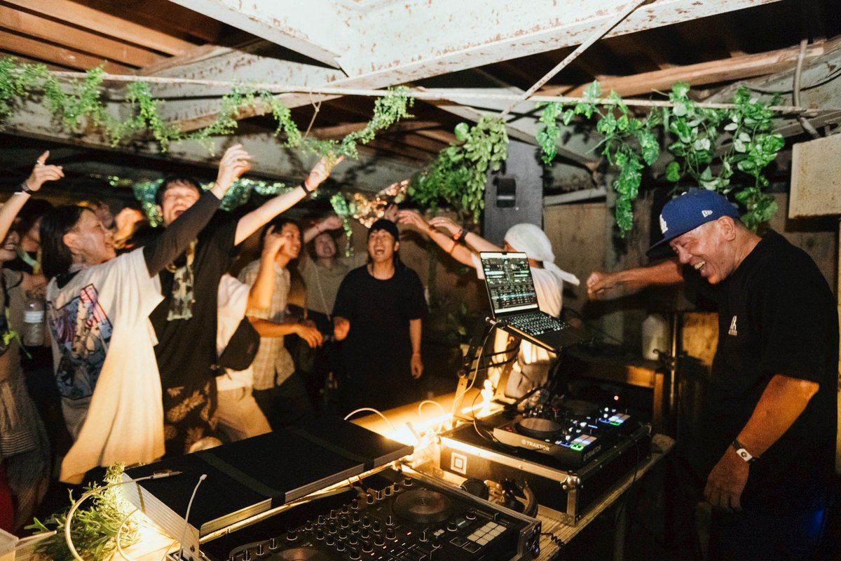 ONEMusicCamp's tweet photo. 昨晩はお楽しみでしたね😁
猫ディスコをぶちあげるKIX SOUND SYSTEMのDJで、飲んではしゃいで���の果てまで✨
Photo by 岡安いつ美
#KIXSOUNDSYSTEM
#ONEMUSICCAMP https://t.co/PArTtD98l2