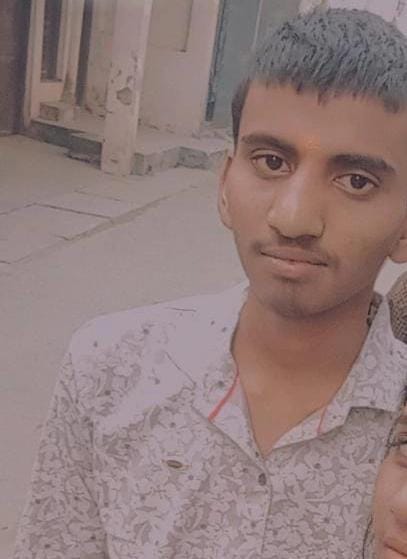 #सूचना : अनिल पुत्र गोपाल प्रसाद 18 वर्ष तमकुहीरोड थाना सेवरही का निवासी है, इसकी मानसिक स्थिति ठीक नहीं है, वह 15/8/25 से पडरौना रेलवे स्टेशन से गायब है, कृपया संज्ञान लेकर कार्यवाही करें और खोजने में मदद करें। मो. 9451564615 <a href="/Uppolice/">UP POLICE</a> <a href="/RPF_INDIA/">RPF INDIA</a> <a href="/RailMinIndia/">Ministry of Railways</a> <a href="/kushinagarpol/">Kushinagar Police</a>