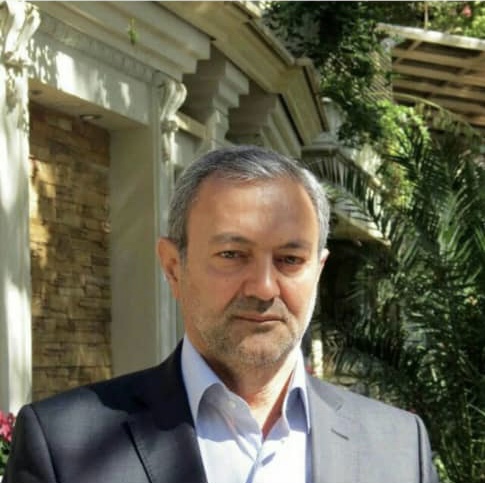ARBakhtiar86's tweet photo. " بررسی سه الگوی از تجارب گذار به دمکراسی در قرن بیستم میلادی "

مقاله‌ای از پدر، که مدتی قبل از دوره زندانشان به نوشتار در آورده اند، لینک، وب سایت کلمه

✍️ محمد باقر بختیار: 

گذار به دموکراسی (Transition to Democracy) یکی از مباحث مهم علوم سیاسی، جامعه‌شناسی سیاسی و پراتیک سیاسی در یک قرن گذشته بوده است. مکاتب و نظریه‌های مختلفی برای بررسی اشکال گوناگون گذار به دموکراسی وجود دارد. ادبیات غنی تولید شده جهانی در دهه‌های گذشته در ایران رواج یافته و برخی مباحث و انتقال تجربه و مفاهیم در داخل کشور منتشر شده است. اما همچنان در این زمینه نیاز به بررسی‌های تطبیقی و موشکافی‌های نظری جدید است. در این مقاله تلاش می‌شود سه تجربه جهانی در پرتو یک دسته‌بندی کلی مشتمل بر سه گونه از بالا به پایین، تلفیقی و از پایین به بالا تشریح شود. منتهی باید توجه داشت که این مدل‌ها به صورت پسینی و بعد از وقوع تبیین شده‌اند و قالبلیت تعمیم ندارد. تنها می‌توان از چارچوب‌ها و پاره‌ای از نکات آنها استفاده کرد. الگوپردازی در شکل تام از آنها برای ایران ممکن نیست چون هر یک بر زمینه و سیاق متفاوتی از شرایط کنونی سیاسی و اجتماعی ایران رخ داده‌اند.

🔸الگوی اول: اسپانیا (از بالا به پایین)

گذار به دمکراسی در اسپانیا به مجموعه تحولات و فعالیت های سیاسی و حاکمیتی گفته می شود که با مرگ ژنرال فرانسیسکو فرانکو در سال ١٩٧٥ میلادی شروع شد و در نهایت منجر به بازسازی دمکراسی در اسپانیا در قالب نظام پادشاهی مشروطه با تصویب قانون اساسی جدید در سال ١٩٧٨ شد.  این اتفاق در موج سوم دمکراسی در دنیا رخ داد.

برای درک آنچه در اسپانیا منجر به انتقال از حکومت اقتدارگرای فاشیستی فرانکو به یک حکومت دمکراتیک شد نخست باید مروری کوتاه بر تاریخ اتفاقات سیاسی قرن بیستم اسپانیا داشت. جمهوری دوم در دهه سی میلادی اولین تجربه دمکراسی در اسپانیا بود اما این حکومت از ابتدا با مجموعه ای مخالفت ها از سوی سلطنت طلب ها، کلیسا، ارتش، اشرافیت زمین دار و طیفی از چپ گرایان کمونیست و سوسیالیست مواجه بود. قدرت گرفتن چپ ها در انتخابات پارلمانی ١٩٣٦ در قالب ائتلاف انتخاباتی «جبهه خلق» مرکب از کمونیست ها و احزاب چپ و گرایش آنها به وقوع انقلاب مارکسیستی باعث شد تا بخشی از ارتش اسپانیا با ناسیونالیست‌های افراطی دارای مشی تروریستی این کشور متحد شده و اقدام نظامی علیه جمهوری دوم انجام دهد. در نتیجه جمهوری دوم سقوط کرد و حکومت نظامی با گرایش فاشیستی دست راستی فرانکو برای چهار دهه در اسپانیا مستقر شد که کاملا ویژگی آمرانه و غیردمکراتیک داشت. (هیگ توماس، ١٣٥٢، ص‌ص ٣٥-٣٠)

فرانکو بعد از اینکه خود را کائودیو « رهبر عالیمقام» نامید به بهانه حفاظت اسپانیا از کمونیسم همه قدرت را در دست خود گرفت و همه اشکال آزادی را محدود کرده و خفقان سنگینی را با زندان، شکنجه و کشتار مخالفان بر عرصه اسپانیا تحمیل کرد. او در سال ١٩٦٩ شاهزاده خوان کارلوس دِ بوربون از خاندان سلطنتی اسپانیا را به عنوان جانشین خود برگزید تا ارکان حکومت خود را تحکیم کرده و تداوم ببخشید. از این مقطع به بعد دوباره سلطنت به اسپانیا بازگشت و نظام جمهوری کاملا منحل شد. (بهرام قاسمی، ١٣٩٣)

مرگ فرانکو و خلا قدرتی که در عرصه سیاسی اسپانیا ایجاد شد به دلیل وابسته شدن سررشته تمامی امور به فرانکو زمینه را برای گذار به دمکراسی هموار ساخت. نقش محوری را خوان کارلوس ایفا کرد که پادشاه اسپانیا شده بود. او از همان زمان زمامداری فرانکو در اندیشه اصلاحات اساسی بود و راهکار پارلمانتاریستی و رویکرد از بالا به پایین را برای جلوگیری از مداخله ارتش روش مناسب می دانست. ترس از ارتش در آن زمان زیاد بود که اجازه شکلگیری توسعه سیاسی را نمی دهد.

خوان کارلوس در گام اول نخست وزیر را تغییر داد تا افرادی در سطح بالای مسئولیت های اجرائی قرار بگیرد که به اصلاحات دمکراتیک باور داشته و توانایی جلب اعتماد عمومی را داشته باشند. او فقط شش ماه دولت نخست وزیر دوران فرانکو یعنی «آریاس» را تحمل کرد سپس او را برکنار کرده و به جای او ادولفو سوارز خوشنام را در چارچوب قانونی برگزید که از معتمدانش بود. علاوه بر آن از کمک مربی پیشین خود «تورکوتو فرناندز-میراندا» نیز بهره برد که استراتژیست توانایی بود.  دوران دولت ٥ ساله سوارز که به «پدر دمکراسی» در اسپانیا مشهور است دوران تحولات بزرگ گذار به دمکراسی در اسپانیا است که تا به امروز ماندگار شده است. او و خوان کارلوس با چالش‌های "مداخله احتمالی و ناشکیبایی ارتش و ناسیونالیست های تهاجمی" از یک سو و "بی اعتمادی  اپوزیسیون چپ" از سوی دیگر مواجه بودند. اما با تدبیر و تلاش هدفمند و مناسب توانستند ابتدا محدودیت ها و موانع پیش روی آزادی بیان و اجتماعات و فعالیت سیاسی را به آرامی  برداشته و فرایند توسعه سیاسی را به صورت هدایت شده و گام به گام جلو ببرند. اقدام مهم دیگر که نقطه عطفی در مسیر دمکراتیزاسیون شد اقناع پارلمان برای انحلال و تشکیل مجلس موسسان بود. مرحله بعدی مذاکرات طولانی با گروه‌های چپ گرا و رهبران اپوزیسیون بود تا آنها رویکرد رفورمیستی را پذیرفته و در انتخابات مجلس موسسان شرکت کنند. در نهایت انتخابات مجلس موسسان به خوبی در فضای مشارکتی برگزار شده و قانون اساسی جدید اسپانیا که پذیرای موازین و الزامات دمکراسی بود در سال ١٩٧٨ تصویب شد. (سایت توانا) بدینترتیب گذار به دمکراسی در اسپانیا با موفقیت تحقق یافت و در گذر زمان تثبیت شد.

گذار به دمکراسی در اسپانیا مبتنی بر رویکرد از بالا به پایین و ترکیبی از "اصلاحات توافق شده و گسست های توافق شده" بود که با هدایت نفر اول حکومت یعنی پادشاه دن خوارلوس حول سه اصل " حوزه رسمی و برخوردار از مشروعیت قانونی"، "فراگیری و مشارکت همه گروههای اصلی"، و "مذاکره و سازش" استوار بود. این مدل از دمکراسی نوع خاصی از گذارهای توافقی را برجسته می سازد که اراده گرایانه بر اساس خواست راس هرم قدرت و تاکید بر رویکرد پارلمانتاریستی و در چارچوب ساختار قانونی موجود متحقق شده است. ویژگی های خاص و در عین حال نادر عمومیت دادن به آن را دشوار می کند؛ بیشتر از آنکه یک روال باشد، حالت «استثنایی» دارد.

همچنین انگیزه های اقتصادی به دلیل نیاز به ادغام در مناسبات تجاری و اقتصادی اروپا و پایان دادن به انزوای بین‌المللی و مشکلات اقتصادی نیز نقش زیادی در ایجاد اصلاحات دمکراتیک ایفا کرد. به دلیل اینکه اروپای غربی دولت فرانکو را «فاشیستی» ارزیابی کرد این دولت از برنامه کمک دولت آمریکا موسوم به «مارشال» کنار گذاشته شد.  اسپانیای دوران فرانکو به لحاظ شاخص های اجتماعی و اقتصادی  مورد نیاز برای دمکراسی وضعیت مناسبی نداشت. در زمان حکمرانی فرانکو نوعی سیاست خودکفایی اقتصادی ملی دنبال شد که شبیه سیاست‌های حکومت‌های فاشیستی در دوران پیش از جنگ جهانی دوم در آلمان و ایتالیا بود. این رویکرد شامل مداخله گسترده دولت در اقتصاد از طریق کنترل واردات، کنترل واحد پول و نفوذ در بازاریابی بود. مالکیت دولتی هم در این زمان به شدت بالا بود.

تاکید بسیار بر حرکت در ساختار قانونی موجود از دیگر محدودیت های این مدل است. در حکومت های اقتدارگرا و ماقبل دمکراسی قوانین بیشتر اراده حاکم و یا طبقات حامی هیات حاکمه را بازتاب داده و ظرفیت موثری برای بن بست گشایی و پیشبرد اصلاحات سیاسی، اقتصادی، فرهنگی و اجتماعی ندارند؛ در واقع متصلب شدند. در شرایط خاصی که موازنه قوا باعث می شود تا بازیگران اصلی قدرت رضایت به تغییر قوانین در چارچوب رویه ای موجود بدهند این مدل کارساز خواهد بود که فعالیت در چارچوب نهادهای قانونی موجود و رویه های رسمی پیش‌نیاز اجرا و تحقق آن بوده و تحولات معطوف به استقرار و تثبیت دمکراسی با هدایت و مداخله فعال دولت مدیریت می شود.

🔸الگوی دوم،: کره جنوبی (تلفیقی)

کره جنوبی در سال 1960 حکومتی دموکراتیک داشت اما دموکراسی نوپای کره جنوبی، یکسال بیشتر دوام نیاورد. سرلشکر پارک چونگ‌هی در 1961 علیه حکومت دموکراتیک چانگ‌میون کودتا کرد و از آن پس کره جنوبی بیش از دو دهه تحت حاکمیت یک دیکتاتوری مدرنیست (تجدد طلب) قرار داشت.

ژنرال پارک چونگ‌هی در پی رشد و توسعه اقتصادی بود و آزادیهای سیاسی را ممنوع کرده بود. در دوران هجده ساله حکمرانی پارک چونگ‌هی، طبقه متوسط جدید رشد کرد و سطح زندگی کارگران صنعتی نیز ارتقا یافت؛ چراکه جامعه کره در حال انتقال از اقتصادی مبتنی بر کشاورزی به اقتصادی صنعتی بود و شهرنشینی نیز در کره رو به افزایش بود.

در دهه 1970 بیش از 65 درصد نیروی کار در بخش صنعت فعال بودند نیمی از مردم کره نیز شهرنشین شده بودند. سطح سواد در مناطق روستایی به 85 درصد رسیده بود و رادیو و تلویزیون و روزنامه‌های سراسری نیز در افزایش آمادگی اکثریت مردم کره برای مشارکت سیاسی نقش مهمی ایفا کرده بود.

مطالبات سیاسی نوظهور ناشی از این تحولات، موجب بی‌نظمی‌های سیاسی‌ای شده بود که نهایتا به ترور پارک چونگ‌هی منتهی شد و پس از وی، یک نظامی دیگر به نام چون دو هوان قدرت را قبضه و همان سیاست رشد و توسعه اقتصادی را دنبال کرد.

فشار نیروهای اجتماعی مدرن و نوخاسته برای نقش‌آفرینی در عرصه سیاسی، در دهه 1980 در کره جنوبی شکل پررنگی به خود گرفت و یکسال قبل از المپیک سئول، فضای سیاسی کره را به شدت ملتهب کرد و سرلشکر چون دو هوان به انتخابات آزاد تن داد. روه‌تائه‌وو، که خودش در کودتای 1979 و به قدرت رسیدن چون دو هوان نقش داشت، در انتخابات برنده شد. فشار اجتماعی که در آن جنبش کارگری نقش محوری داشت باعث شد تا انتخابات نسبتا آزادی در ١٩٨٧ برگزار شده و دو حزب عمده ي مخالف دولت یعنی حزب وحدت دموکراتیک به رهبری کیم یونگ سام و حزب صلح و دموکراسی به رهبری کیم دائه جونگ به پیروزی رسیدند. در ادامه نخبگان سیاسی کره جنوبی در یک بازه زمانی پنجساله، یک قانون اساسی دموکراتیک برای کشورشان نوشتند و پس از یک دوره گذار، دموکراسی در کره جنوبی به طور دقیق از سال 1992 آغاز شد که در ارتباط تنگاتنگ با توسعه گرایی در دولت بود. (رضا شیرزادی، ١٣٩٠، ص‌ص ٢٠-١٨)

کارگران کره‌ای در شکل فعالیت توده‌ای و یا سازمان یافته در قالب اتحادیه ها نقش زیادی در استقرار دمکراسی در کره جنوبی ایفا کردند. اعتصاب آنها در سال ١٩٨٧ باعث شد تا دو هو آن رئیس جمهور نظامی استعفا داده و روه‌تائهوو رئیس جمهور شود. الگوی گذار به دمکراسی در کره جنوبی به صورت تلفیقی (هیبریدی) انجام شد که توامان رویکرد از پایین به بالا (جامعه محور) و از بالا به پایین (دولت محور) را در بر می گرفت. فشار سازمان یافته گروه های اجتماعی بخصوص کارگران و فعالیت موثر روشنفکران و نیروهای جامعه مدنی باعث شد تا بلوک قدرت حاکم تن به اصلاحات داده و سازوکار دمکراتیک برقرار شوند. اگرچه این مدل نسبت به مدل اول طرح شده جنبه استثنایی کمتری دارد اما باز از وضعیت نرمال حاکم بر نظام های سیاسی اقتدارگرا بدور است. آنچه موفقیت این مدل را هموار کرد توسعه گرایی در ذهنیت مقامات ارشد کره جنوبی و در هم تنیدگی آن با نظام اقتصادی و فرهنگی غرب بود که باعث شد تا به رغم مقاومت اولیه نظامی ها در برابر خواست عمومی تسلیم شوند.

استمرار و نهادینه شدن دمکراسی در کره جنوبی نیز محل بحث بوده و قطعیتی در این خصوص وجود ندارد. چالش نواقتدارگرایی با توجه به زمینه فرهنگی کنفوسیوسی که همبستگی جمعی حول سلسله مراتب اقتدار و وحدت جامعه حول یک کلیت را توصیه می کند، از تهدید های دمکراسی نوپای کره جنوبی است. «حضور ارزشهایی مانند، آرمان بازگشت به فرهنگ بومی و افتخارات گذشته كه در كره جنوبی عرصه زندگی سیاسی را انباشته است، به این جریان كمك می کند. اینها همه موجب  شکلگیری نظام سياسي می شود كه نه اقتدارگرایی در شكل معمول آن است و نه دموکراسی به شكلي كه در کشورهای دارای دموکراتیک رشد یافته وجود دارد، بلكه در واقع ترکیبی از هر دو است. این نظام تركيبي را برخی از تحلیل گران نواقتدارگرایی نامیده‌اند. (دال سیانگ یو، ١٣٩٦، ص ١٤٩)

🔸الگوی سوم: چکسلواکی (از پایین به بالا)

گذار به دمکراسی در کره جنوبی در شکل جنبشی و از پایین به بالا بوقوع پیوست و از پیامدهای فروپاشی شوروی بود. به عبارت دقیق تر آنچه باعث سقوط نظام سیاسی کمونیستی چکسلواکی شد ناکامی  دو برنامه «گلاسنوست» یا تلاش حکومت برای شفافیت و بحث آزاد و «پرسترویکا» یا بازسازی نظام سیاسی و اقتصادی در اتحاد شوروی بود. حزب کمونیست چکسلواکی ابتدا در برابر اجرای این برنامه ها مقاومت کرد اما سرانجام تسلیم شد و از شدت سرکوب و برخوردهای انقباضی کاست. این اتفاق باعث شد تا فضای بسته سیاسی که با مجازات های شدید و اختناق در چند دهه بعد از جنگ جهانی دوم تحکیم و تضمین شده بود ترک های جدی بخورد. در مبارزات دمکراسی خواهان چکسلواکی که به «انقلاب مخملی» مشهور است دانشجویان پیشتاز تحولات بودند و رهبری حرکت را واسلاو هاول نویسنده، شاعر و نمایشنامه نویس سرشناس چکی بر عهده داشت که ناظران و فعالان وقت به او لقب «قلب تپنده دمکراسی در چک» داده بودند.

انقلاب مخملی بدون در اقدامی غافلگیرکننده و بدون برنامه ریزی قبلی در ١٧ نوامبر ١٩٨٩ با یک تجمع دانشجویی برای بزرگداشت پنجاهمین سال‌ مرگ یک یکی از فعالان دانشجویی که در جریان تظاهرات دانشجویی علیه اشغال چک توسط نازی‌ها جان باخته بود شروع شد. این تظاهرات به سرعت به یک تظاهرات ضد حکومتی مسالمت آمیز تبدیل شد و دانشجویان به حمل پلاکاردها و سر دادن شعارهای ضد کمونیستی پرداختند. اعتراضات دانشجویی صلح‌آمیز بود. این تظاهرات و برخورد خشن نیروهای امنیتی و انتظامی وقت چک  الهام بخش اتحادیه های کارگری و دیگر نیروهای جامعه مدنی  برای سازماندهی اعتراضات و بسیج اجتماعی برای دستیابی به یک چکسلواکی آزاد و دموکراتیک شد.

پس از تظاهرات دانشجویی، اعتراضات انبوه در چند شهر چکسلواکی برگزار شد. بازیگران و نمایشنامه‌نویسان در جنبش اعتراضی، نقشی برجسته داشتند و به همین لحاظ سالن‌های تئاتر به محل گردهمایی تبدیل شدند.

واسلاو هاول که باور عمیقی به دموکراسی لیبرال و اعتراض غیرخشونت‌آمیز داشت در گذار انقلابی چک نقش تعیین کننده ای داشت. او یکی از بنیانگذاران منشور ۷۷ به مثابه  اقدام مدنی بود که در سال ۱۹۷۷ منتشر شد و از حکومت چک خواست تا به تعهدات حقوق بشری بین‌المللی‌ خود عمل کند. مخالفت حکومت با سند یادشده و زندانی کردن نویسندگان باعث شد تا هاول موقعیتی در بین مخالفان پیدا کند.

البته هاول در واکنش به حضور تانک های ارتش روسیه در دوران جنگ سرد در پراگ علیه تجاوز در رادیو آزاد چکسلواکی، حرف زده بود و به همین دلیل  نمایش‌نامه‌های او به خاطر فعالیت حقوق بشری‌اش از اجرا در تئاترهای چکسلواکی منع شده بود. او در سال ١٩٧٧، به چهار و نیم سال کار مشقت‌بار محکوم شد.

هاول در نوامبر ۱۹۸۹، تریبون مدنی را پایه‌گذاری کرد و  اعضای شاخص منشور ۷۷، تحت رهبری وی کنار وی قرار گرفتند. هدف او متحد کردن مخالفان چک علیه حزب کمونیست و خلق قدرت مردم که وی بعدها آن را «قدرت بی قدرتان» نامید برای تغییر حکومت و استقرار دمکراسی در روش مبارزاتی بدون خشونت بود. هاول با هماهنگ کردن موفقیت‌آمیز سلسله‌ای از تظاهرات عمومی و اعتصابات در یک دوره سه هفته‌ای، به چهره اصلی مخالفان چک مبدل شده و این گروه را در مذاکرات با دولت در اوایل دسامبر ۱۹۸۹ هدایت کرد.  گروه «تریبون مدنی» که مجموعه‌ای از سخنگویان جنبش دمکراتیک را در خود جای می‌داد مطالباتی چون «استعفای دولت کمونیستی، آزادی زندانیان سیاسی و تحقیق در مورد رفتار پلیس در ۱۷ نوامبر» را طرح کرد.

حضور پر رنگ هنرمندان و نقش آنها در بسیج و تهییج توده مردم از ویژگی های گذار به دمکراسی در چکسلواکی است. البته از دهه شصت میلادی گروه های موسیقایی زیرزمینی تاثیر خود را گذاشتند و حتی  شایع است که نام مخملی به خاطر فعالیت و اسم این گروه ها به انقلاب آرام چکسلواکی داده شد. (وب سایت توانا)

واسلاو هاول پس از مذاکرات موفقیت‌آمیز با دولت کمونیست در سال ۱۹۸۹، به عنوان رئیس جمهور دولت انتقالی منصوب شد و سپس در ژوئن ۱۹۹۰، در انتخابات برنده شده و تا سال ۲۰۰۳ رئیس جمهور چکسلواکی دمکراتیک بود. حرف اصلی هاول این بود که قدرت واژه ها از گلوله و سلاح نظامی ها بیشتر است.

همانگونه که پیشتر گفته شد نقش تحولات ناکام در نظام شوروی سابق روسیه تاثیر ویژه ای در موفقیت انقلاب مخملی در چکسلواکی داشت اگرچه نمی توان در رویکردی تقلیل انگارانه تنها این عامل را در نظر گرفت ولی در عین حال نمی توان از اهمیت آن چشمپوشی کرد. ارائه تصویر قطعی از چگونگی گذار به دمکراسی در چکسلواکی و اینکه آیا اگر شوروی دچار فروپاشی نمی شد و یا اگر برنامه گلاسنوست موفق می شد باز امکان گذار به دمکراسی در شرق اروپا وجود داشت ناممکن است.

«ارنست کاکس (Ernest Kux) » توصیف جالبی از تاثیر تغییرات درونی شوروی بر روی انقلاب‌های شرق اروپا ارائه داده است: «برنامه‌ اصلاحی گورباچف به نام «پرسترویکا» (Perestroika) ابتدا به شرق اروپا انگیزه داده و سپس تحولات آن منطقه را سرعت بخشید. اما سرانجام این شکست طرح پروسترویکا به عنوان یک "انقلاب از بالا" در شرق اروپا و شوروی بود که باعث بروز "انقلاب از پایین" در لهستان، مجارستان، لایپزیگ، پراگ، صوفیه و بخارست شد» (آدام رابرتز، ١٣٩٤، ص ٩)

مقاومت مدنی و بسیج گسترده معترضان از گروه های اجتماعی و طبقات مختلف حول خواسته های دمکراسی خواهانه و مبتنی بر حقوق شهروندی دیگر ویژگی مهم گذار انقلابی چکسلواکی بود که بر روش مبارزاتی بدون خشونت تاکید داشت. در این روش مبارزاتی معترضان در برابر خشونت پلیس به اقدام نظامی و خشونت متقابل روی نیاورند. البته از حق دفاع مشروع برای نجات خود استفاده کردند.

مقاومت مدنی که در کنه خود رویکردی مسالمت آمیز با محفوظ نگاه داشتن تهدید به اعمال خشونت بود، برای نخستین بار در جنبش دمکراسی خواهانه اروپای شرقی آزموده شد و قدرت خود را به نمایش گذاشت که توان بازدارندگی در برابر خشونت ناموجه و سرکوب دولت های اقتدارگرا را دارد.

الگوی گذار به دمکراسی در چکسلواکی حالت انقلابی داشت و در گسست کامل با نظام حکومتی ماقبل دمکراسی بوقوع پیوست. منظور از «انقلابی» جنبش سیاسی و اجتماعی است که به دنبال تغییر پایه ای و اساسی نهادهای اصلی قدرت است. این تلقی از انقلاب با «انقلاب های کلاسیک» تفاوت داشت حتی برخی از صاحبنظران نام انقلاب را بر روی آن نگذاشتند. به عنوان نمونه تیموتی گارتون اش تاریخ دادن و استاد علوم انسانی  تجربه گذار به دمکراسی  در چکسلواکی را اصلاح انقلابی (Refusion) نامید. (تیموتی گارتون‌اش، ١٣٩٣، ص 30)

این انقلاب در مقایسه با دو مدل قبلی به ویژگی های عام شرایط اجتماعی ماقبل گذار در کشورهای اقتدارگرا و غیر دمکراتیک به صورت نسبی نزدیک تر است اما باز نمی توان آن را به همه شرایط تعمیم داد و از آن الگویی همیشگی استخراج کرد. افت روحیه کارگزاران کمونیست چکی بعد از فروپاشی شوروی در تعدیل فضای سرکوب نقش ویژه‌ای داشت. این اتفاق جنبه خاص و ویژه ای به مدل گذار به دمکراسی در چکسلواکی می دهد، همچنین مناسبات جنگ سرد و حمایت غرب از تحولات دمکراتیک در اروپای شرقی. جایگاه خاص هنرمندان و نویسندگان دیگر ویژگی اختصاصی چکسلواکی است. اما آنچه دمکراسی در چکسلواکی دهه نود میلادی و جمهوری چک کنونی را شکننده ساخته وضعیت اقتصادی و آمار بالای فساد است. گذار به دمکراسی در شرایطی در آنجا رخ داد که شاخص های رشد اقتصادی بالا وجود نداشتند. اگرچه اکنون وضعیت جمهوری چک بهتر است اما باز در حدی نیست که دمکراسی در برابر ظهور گرایش های پوپولیست دست راستی و یا چپی بقایش تضمین شده باشد.

منابع:

🔸تامس، هیو ترجمه مهدی سمسار (١٣٥٢) جنگ داخلی اسپانیا، تهران، نشر خوارزمی چاپ اول
🔸قاسمی، بهرام (١٣٩٣) ماجرای نامه شاه مستعفی اسپانیا به محمدرضا شاه، وب سایت تاریخ ایرانی
🔸سایت توانا، گذار به دموکراسی در اسپانیا
🔸شیرزادی، رضا (١٣٩٠) دولت و توسعه در کره جنوبی، تهران، فصلنامه تخصصی علوم سیاسی شماره پانزدهم
🔸سیانگ یو، دال (١٣٩٧) فرهنگ سياسي و دشواري‌هاي تحكيم دموکراسی در كره جنوبی و ایران، تهران، فصلنامه تخصصی علوم سیاسی شماره پانزدهم
🔸سایت توانا، پایان مسالمت‌آمیز کمونیسم در چکسلواکی
🔸آدام، رابرتز ترجمه بهنام صارمی (١٣٧٠) مقاومت مدنی در انقلاب‌های شرق اروپا و شوروی، واشنگتن دی‌سی، موسسه آلبرت اینشتین
🔸گارتون اش، تیموتی  ترجمه فرزانه سالمی (١٣٩٣) فانوس جادو، تهران، انتشارات آگاه چاپ اول

https://t.co/mND4efKiff