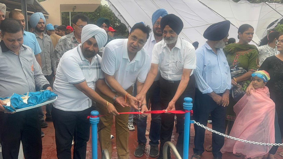 aapasrcentral's tweet image. ਸਰਵਿਸ ਕਲੱਬ ਵਿੱਚ 13ਵੀਂ ਸਲਾਨਾ ਸਵੀਮਿੰਗ ਚੈਂਪੀਅਨਸ਼ਿਪ 🏊‍♂️

ਸਰਵਿਸ ਕਲੱਬ ਵੱਲੋਂ ਆਯੋਜਿਤ 13ਵੀਂ ਸਲਾਨਾ ਸਵੀਮਿੰਗ ਚੈਂਪੀਅਨਸ਼ਿਪ ਦਾ ਉਦਘਾਟਨ ਕਰਨ ਦਾ ਸੌਭਾਗਾ ਮਿਲਿਆ। ਇਸ ਮੌਕੇ ਤੇ ਸਾਰੇ ਭਾਗੀਦਾਰਾਂ ਨੂੰ ਪ੍ਰੇਰਿਤ ਕੀਤਾ ਕਿ ਉਹ ਮਨ ਲਾ ਕੇ ਖੇਡਣ ਅਤੇ ਆਪਣੀ ਪ੍ਰਤਿਭਾ ਦਾ ਪ੍ਰਦਰਸ਼ਨ ਕਰਨ। 🌟