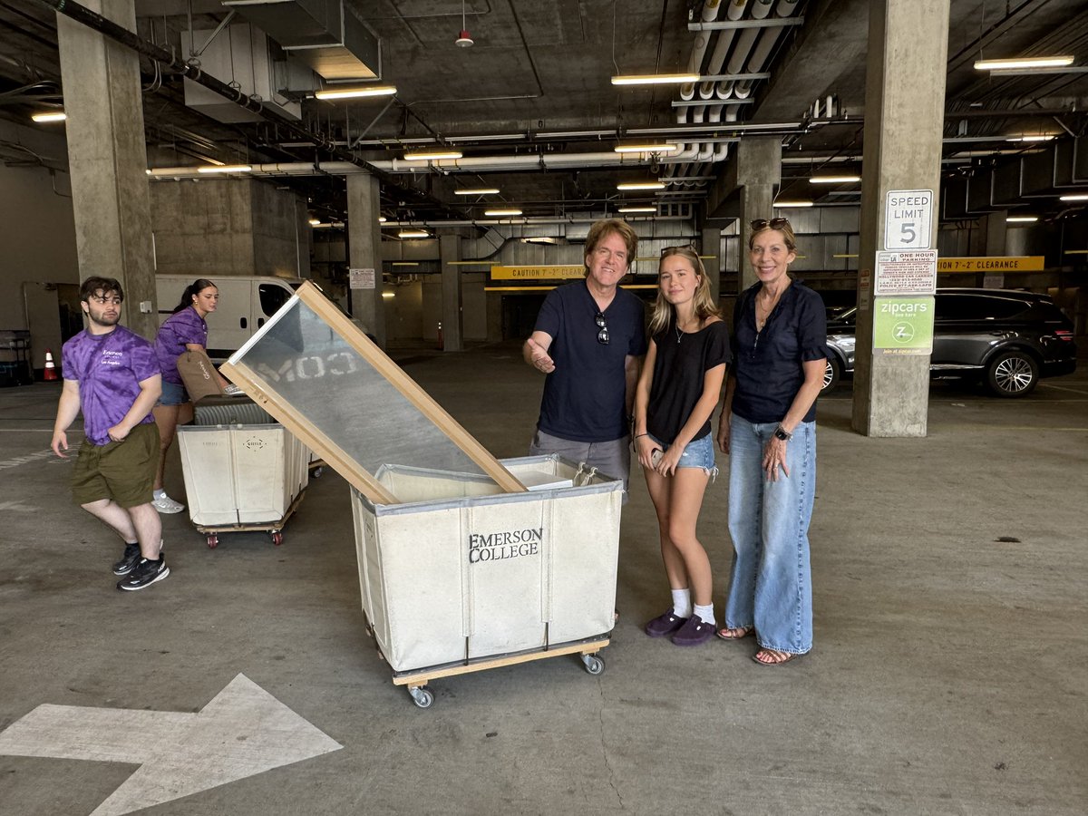 EmersonLAcenter's tweet photo. Excited to have our Fall ‘25 students move into the building! 

Many thanks to the families, friends, RAs, move-in assistants &amp; staff who helped move students in! 🫶✨ https://t.co/B6tPUPJcGr