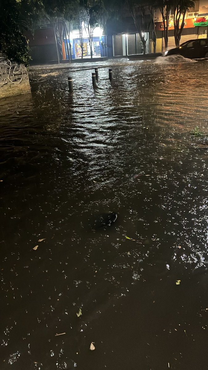Buenas noches desde Tlalpan Centro, coladeras botadas por la fuerza del agua que se regresa por los drenajes. Donde se ha pedido apoyo de <a href="/TlalpanAl/">Alcaldía Tlalpan</a> y nunca pasa nada.Esto es tezoquipa esq calz de Tlalpan y calle la Rosa más adelante <a href="/TlalpanVecinos/">Tlalpan Vecinos</a> <a href="/Gabyosoriohdz/">Gaby Osorio</a> <a href="/DanyAlvarezca/">Dany Alvarez</a>