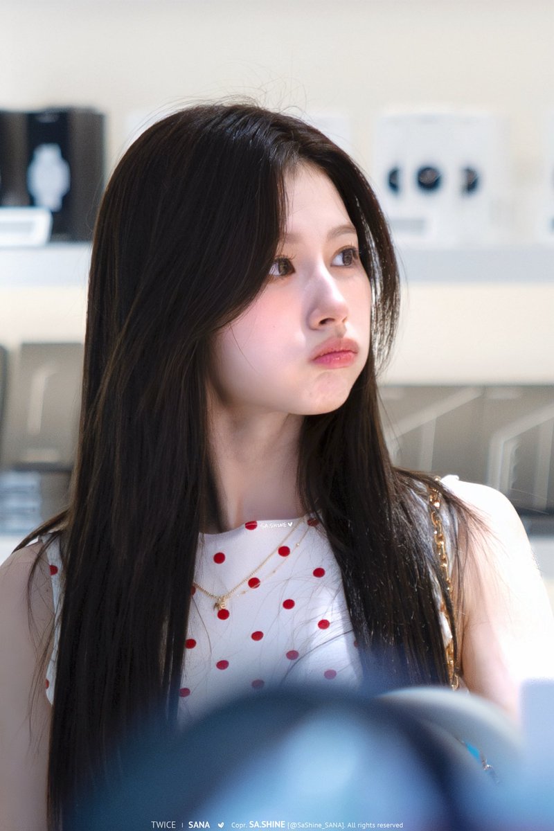 250821 ICN

Cuteness overload🥺👶

How come just casually wearing headphones🎧looks like a commercial? 🫠✨💝

The visuals are absolutely insane💖😣

#트와이스 #사나 #TWICE #SANA #サナ