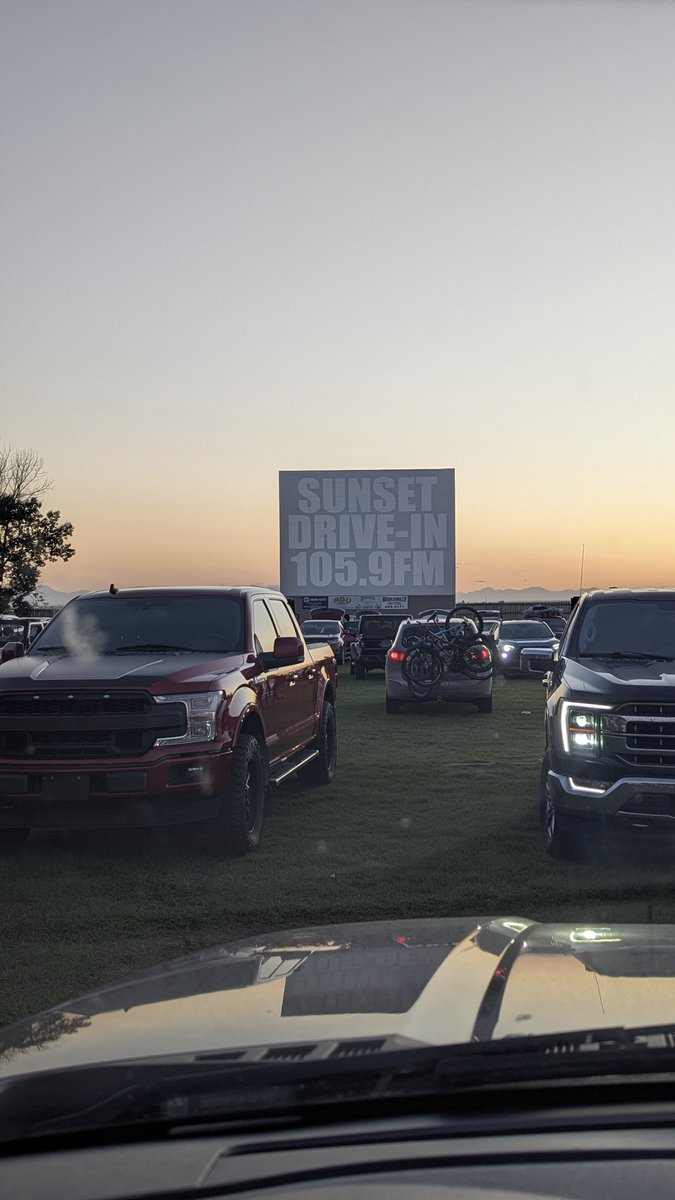 A rarity these days but we found a drive-in! Time to watch Monsters vs Aliens then one of my favourites of all time, Independence Day! See the mountains in the back? #drivein #driveinmovie #independencedaymovie