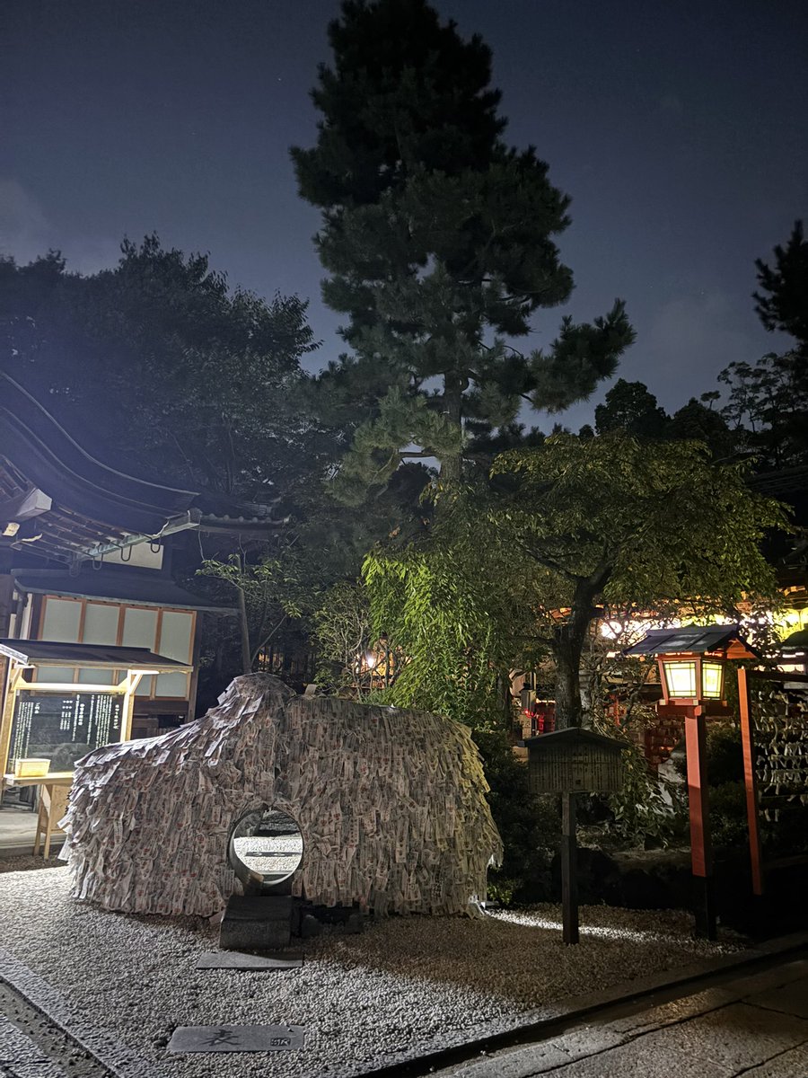 0時過ぎに縁切り神社参り。夜は人がいません。