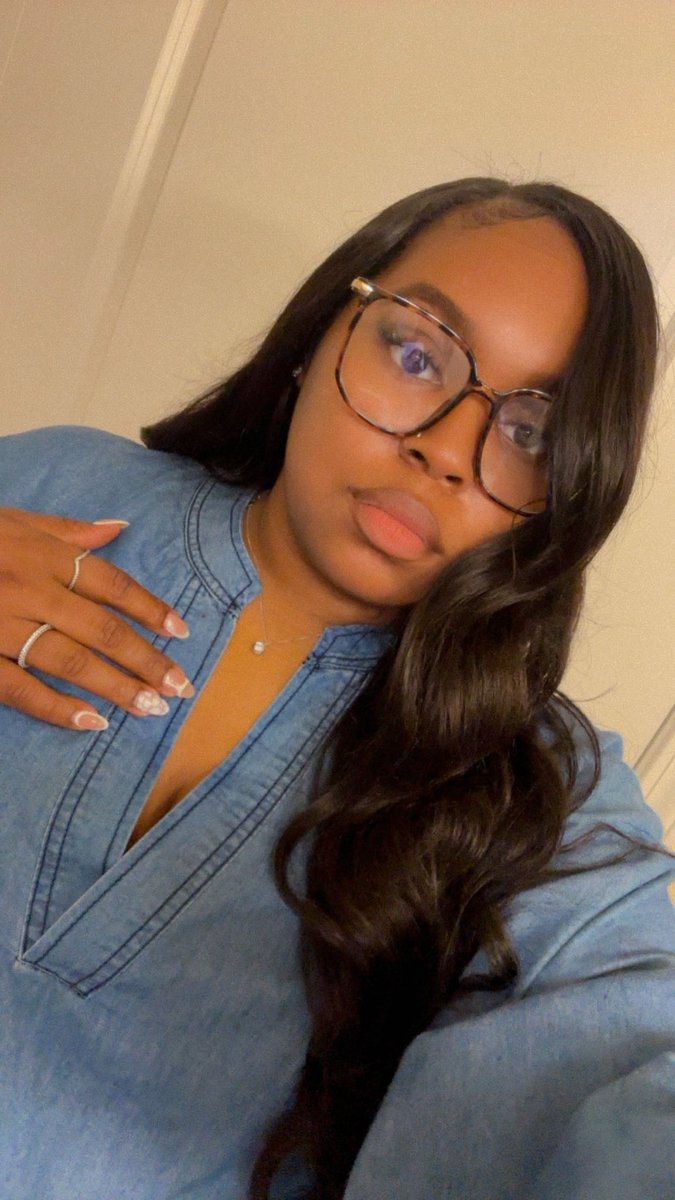 NotoriousBe_'s tweet image. Love a good set of big glasses 🤎