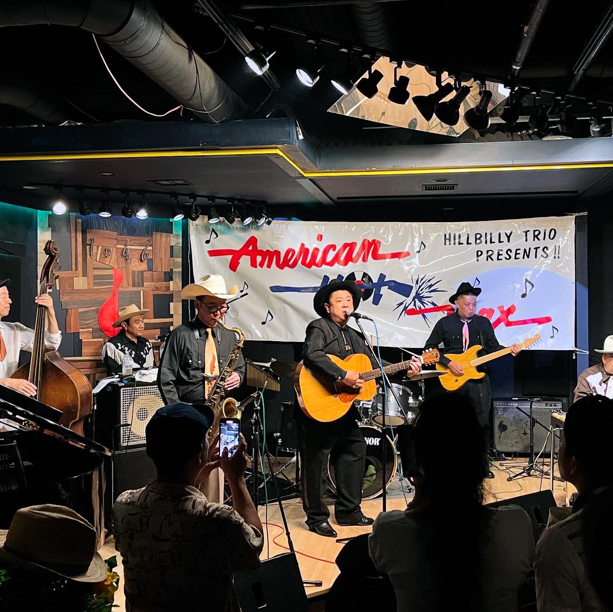 nujadako's tweet photo. 「AMERICAN HOT WAX Vol.10」

先輩方多数の場に
チャーリーさんのサポート役で駆けつけました。

Rollin' Rocksの格
考えてみたら知り合ったのは17歳とか？
幼馴染のメンバーから貰ったカセットは
聴いたこともない曲ばかりだし
いつも先に先に行ってて驚いたものでした。 https://t.co/eRr6piSjum