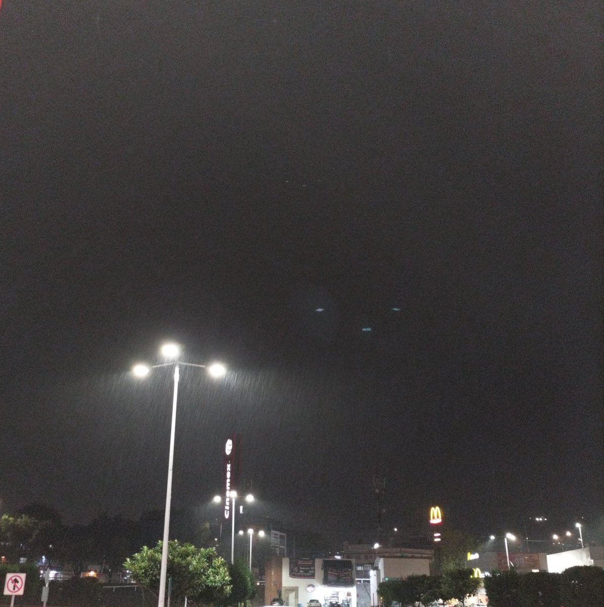 ComaLuke's tweet image. Tormenta eléctrica en la zona de San Mateo #Naucalpan, la movilidad se encuentra comprometida en algunas zonas.