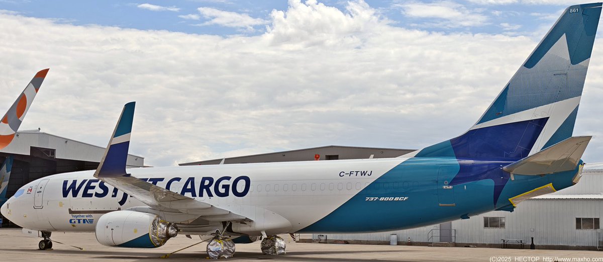maxhocom's tweet photo. C-GYWJ - 737-700 - в авгусе 24-го был побит градом в Калгари, и с тех пор стоял на приколе, сюда скорей всего перегнали к лангольерам.
C-FTWJ - 737-800F - вернули с лиза, с апреля стоит на приколе, наверное ждёт нового эксплуатанта.
C-FEWJ из предудыщего поста вернули в эксплуатацию, скорей всего прилетал на форму.
#Аризона #Тусон #США #авиация #самолёты #Боинг737 #споттинг #avgeek #WestJet #Boeing737 #TUS #KTUS #Xiaomi15Ultra