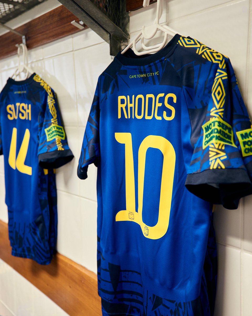 🇿🇦 Cape Town City FC 25/26 home kit x Umbro.

The classic yellow stripe makes its comeback after three years, and the Umbro sleeve taping is just 👌