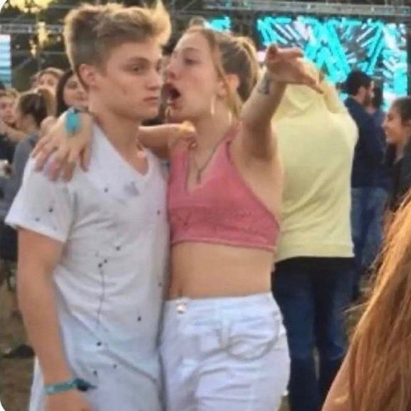 LarryRohan9's tweet image. Y EN LA PARTE 3 VUELVE A SALIR EL VAMPIRO DE LA 1, LUEGO EN LA 4 LUCHAN CONTRA UN ASESINO PAJERO Y EN LA 5 ALGO DE LA MAFIA. LUEGO HAY LESBIANAS EN UNA CÁRCEL Y DESPUÉS BUSCAN A JESUCRITSO EN UN CABALLO. EN LA ÚLTIMA PELEAN CONTRA ROCAS