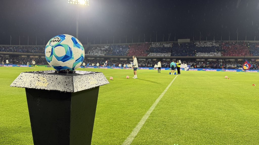 Increíble lo de ustedes, Azules. 

Gracias por aguantar la lluvia en el estadio y tener un ambientazo. 

El encuentro iniciará a las 21:45.