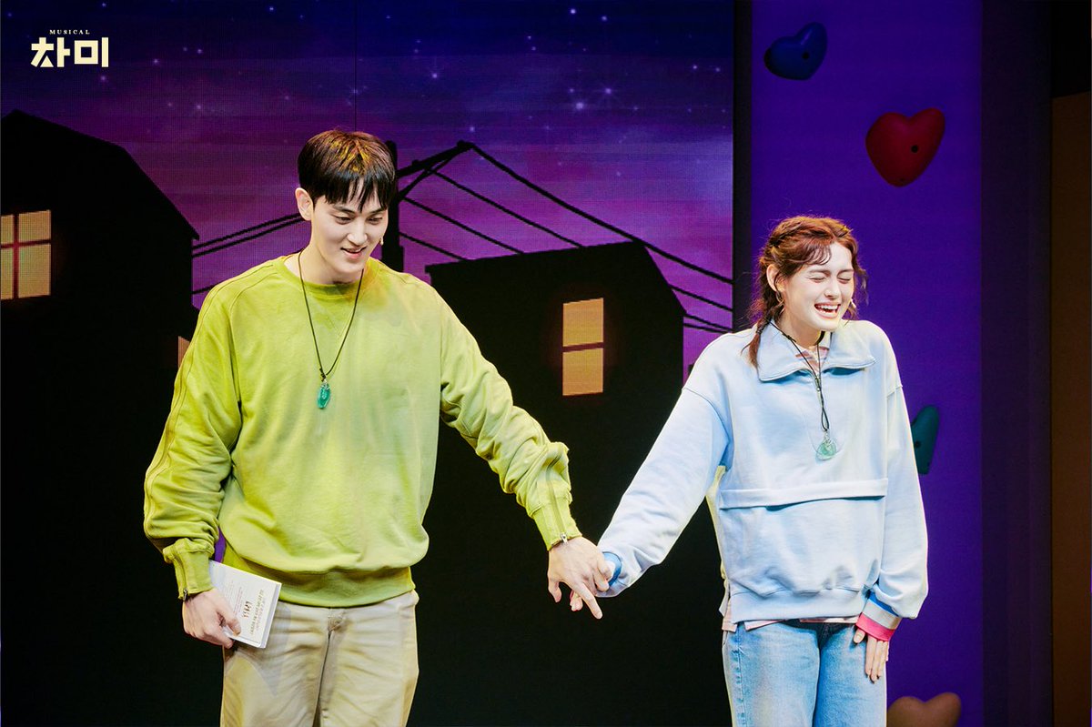 Musical_ChaMe's tweet image. [#뮤지컬 #차미] 🧩

📸 공연사진 피드 18 💖

❝내 이름은 미호 그래 넌 차미호
참 좋은 아침 밝은 햇살 기분 좋은 하루
좋아요 좋아요 좋아요 좋아요 
조조조조조 좋아요❞

-

𝐌𝐔𝐒𝐈𝐂𝐀𝐋 𝐂𝐇𝐀𝐌𝐄 😍📱
𝟮𝟬𝟮𝟱.𝟱.𝟮𝟵 - 𝟴.𝟮𝟰