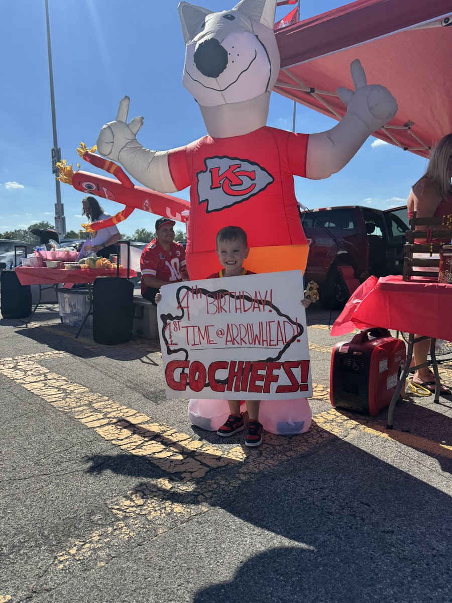 Lexter226's tweet photo. Learning from the best (Kelce😉). Shooting my shot, took my son to the chiefs game, @tkelce @PatrickMahomes don’t talk before games couldn’t get their signatures on his sign for his birthday. @newheightshow #longshot #notafriendshipbracelet #sonssignthough https://t.co/zkQXTidKOy