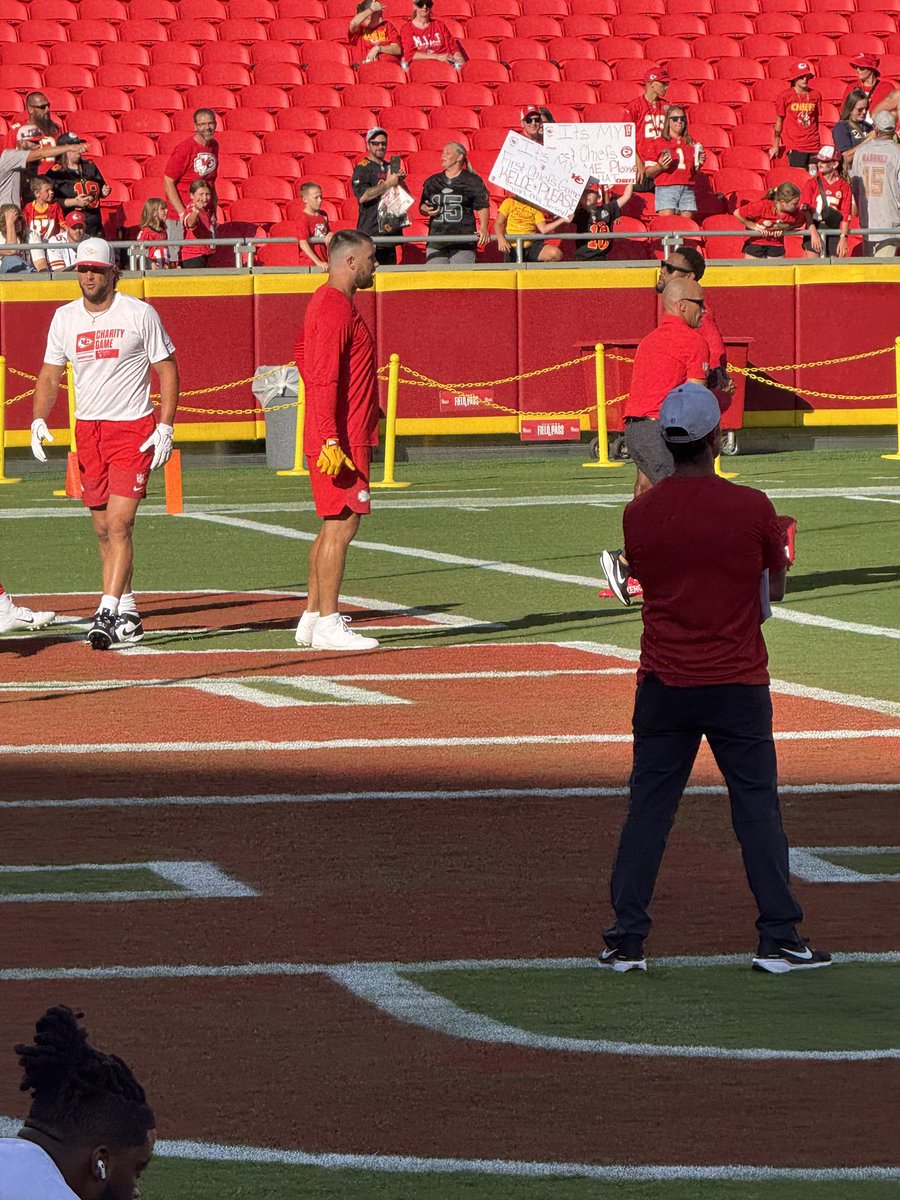 Lexter226's tweet photo. Learning from the best (Kelce😉). Shooting my shot, took my son to the chiefs game, @tkelce @PatrickMahomes don’t talk before games couldn’t get their signatures on his sign for his birthday. @newheightshow #longshot #notafriendshipbracelet #sonssignthough https://t.co/zkQXTidKOy