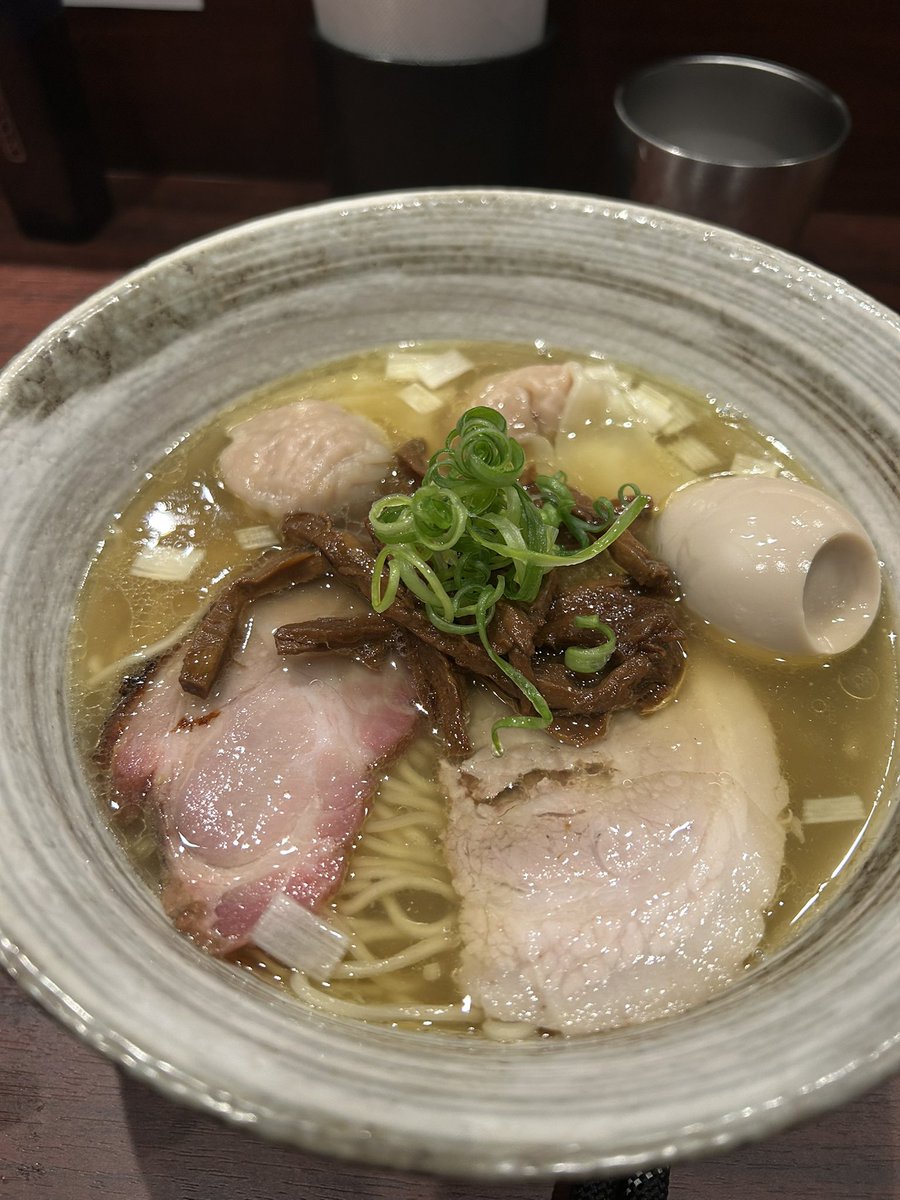 ngrkcl's tweet image. ワンタン、チャーシューの
レベルがMAX！！特製で大正解でした。亀戸から徒歩15分はきついけど、だからなのかほぼ並ばずで、助かりました。
#T1D 
#IDDM
#らぁ麺花筏
#亀戸らーめん