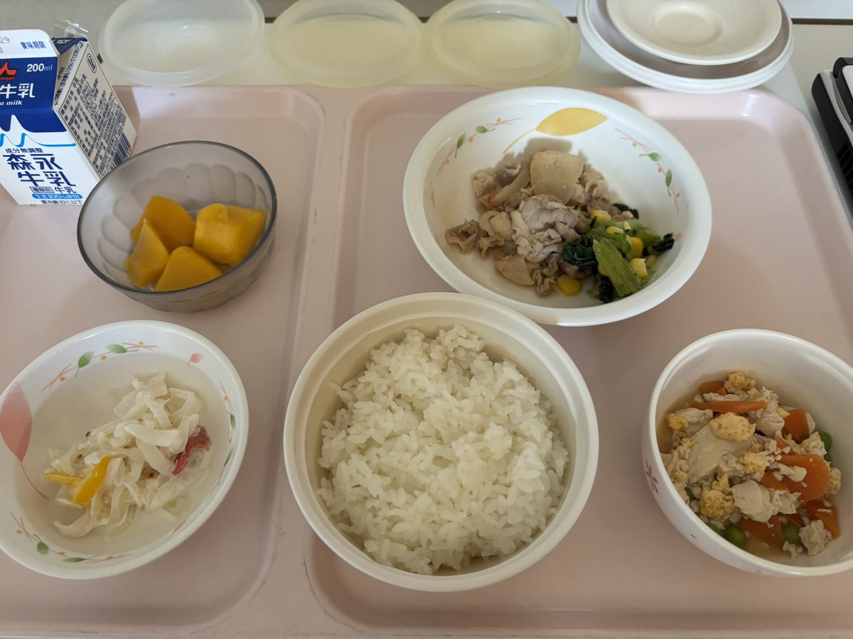 今日のランチ

生姜焼き？

久々食べたらしょっぱいねー

頑張って7割

ご馳走様でした〜😃

＃ランチ
＃生姜焼き
