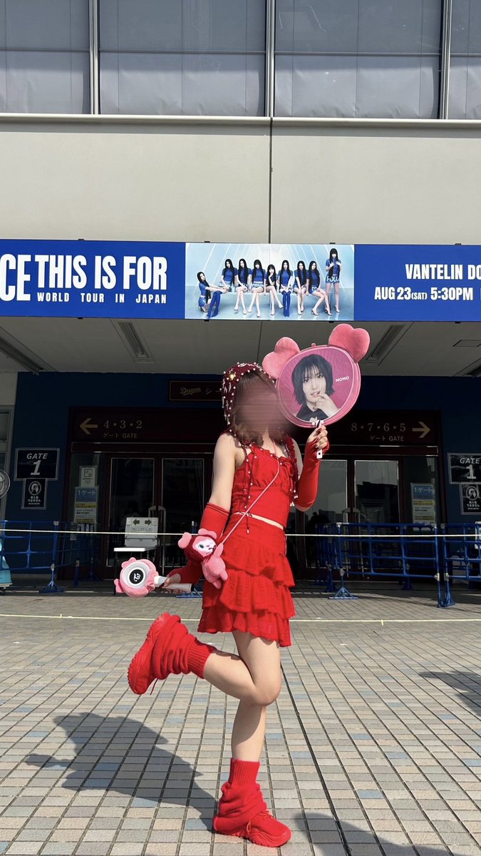 momo__s2s2s2's tweet image. 見てくださいこんなに気合いいれた格好でお見送り会もダンチャレも惨敗した女ですが気分はharehareです❤️‍🔥Twitterで繋がるのとか初めてだったけど会えた人たちもみんな優しくてほっこり(◍︎´꒳`◍︎)優しいonceたちを見習って徳積んでチェキ当てたるぞ〜‼️笑 #TWICE_THISISFOR_WORLD_TOUR