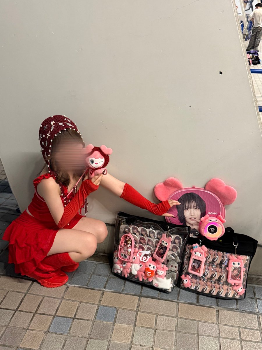 momo__s2s2s2's tweet image. 見てくださいこんなに気合いいれた格好でお見送り会もダンチャレも惨敗した女ですが気分はharehareです❤️‍🔥Twitterで繋がるのとか初めてだったけど会えた人たちもみんな優しくてほっこり(◍︎´꒳`◍︎)優しいonceたちを見習って徳積んでチェキ当てたるぞ〜‼️笑 #TWICE_THISISFOR_WORLD_TOUR
