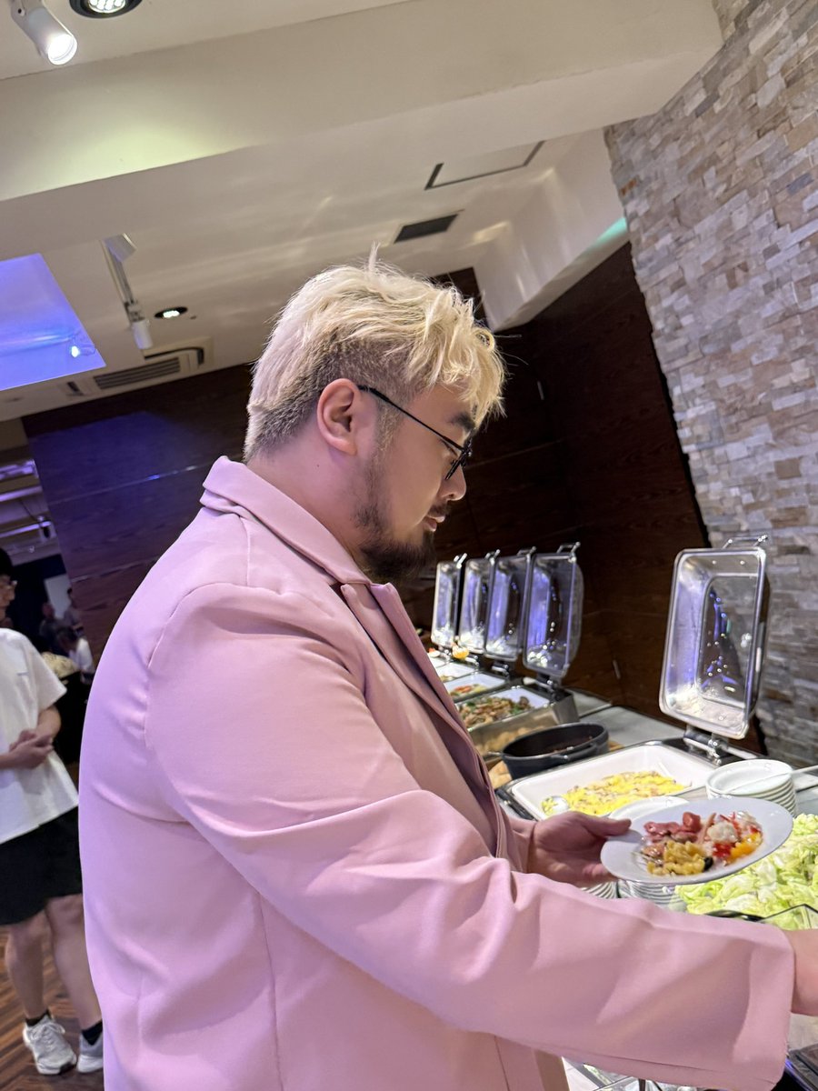 🐷「僕が取ってあげるよ🍽️」
