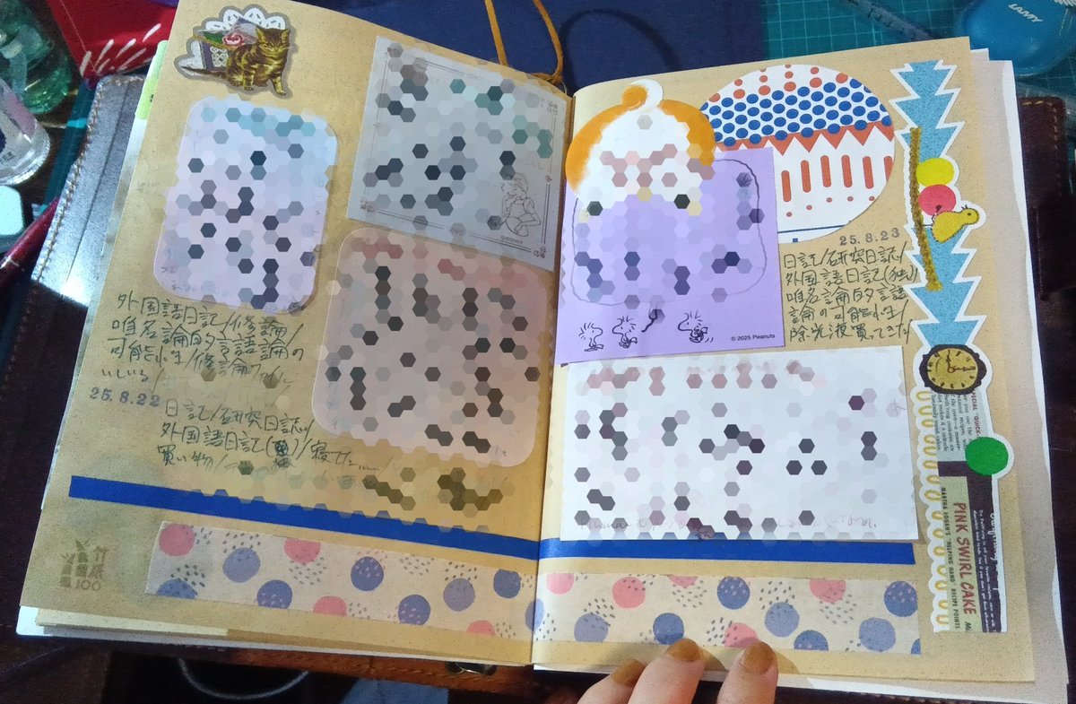 YukikoHonda144's tweet image. #みちみち手帳部
こんな感じに付箋とかメモ帳を貼って思い出記録とかその日やったことの記録をしていくのがcoppiaさんの役目。インクの吸入記録、購買記録などのページもあるけどそれらはデコはしてない。持ち歩かなくなったけど不便はない。